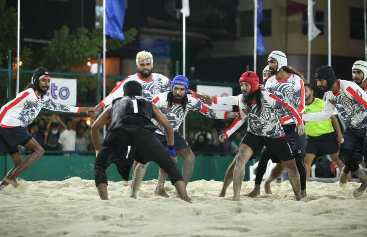 ކްލަބް 010 އާއި ލޮރެންޒޯ ޕާކް ބައްދަލުކުރި މެޗުގެތެރެއިން، ކްލަބް 010 ގެ ވިޖޫ (ނޫ ކުލައިގެ ހެލްމެޓު އަޅައިގެން) އާއި އެހެން ކުޅުންތެރިން އެތެރޭގައި.-- ފޮޓޯ: ބައިބަލާ އެސޯސިއޭޝަން