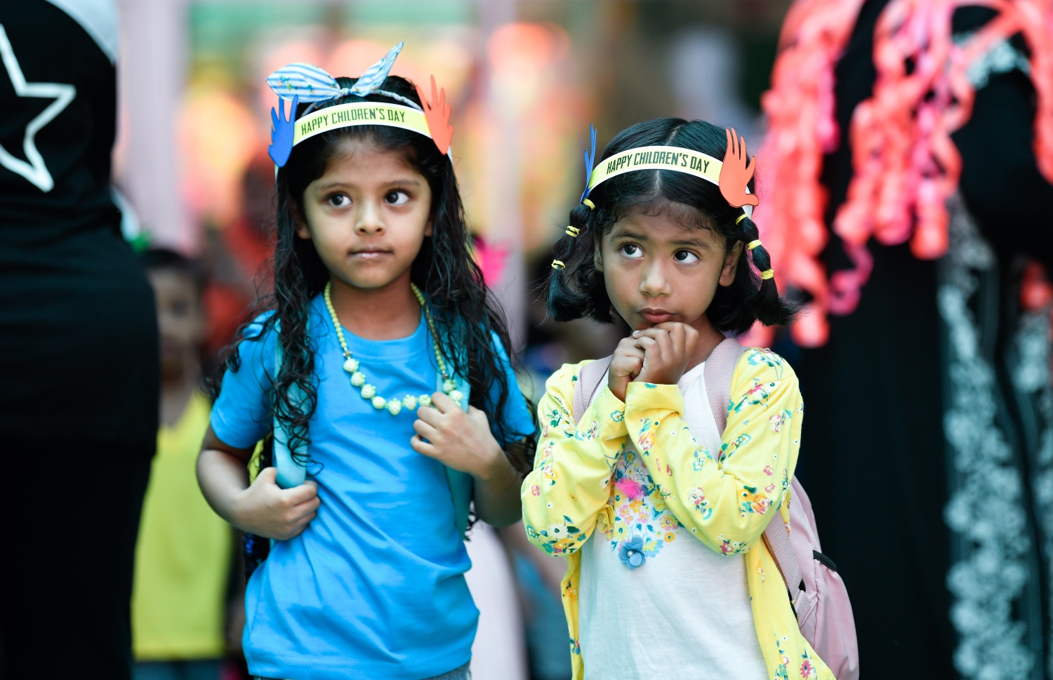 ގަލޮޅު ސްކޫލުގެ އަހަރީ ދުވަހާއި ކުޑަކުދިންގެ ދުވަހުގެ ހަރަކާތްތަކުގައި ބައިވެރިވި ބައެއް ކުދިން އެ ސްކޫލަށް ވަންނަނީ: ޕްރިންސިޕަލް ސުރައްޔާ އިބްރާހީމާއި ޓީޗަރުންގެ ފަރާތުން ކުދިންނަށް ހާއްސަ މަރުހަބާއެއް ކިޔާފައިވޭ.---ފޮޓޯ: ފަޔާޒު މޫސާ| މިހާރު