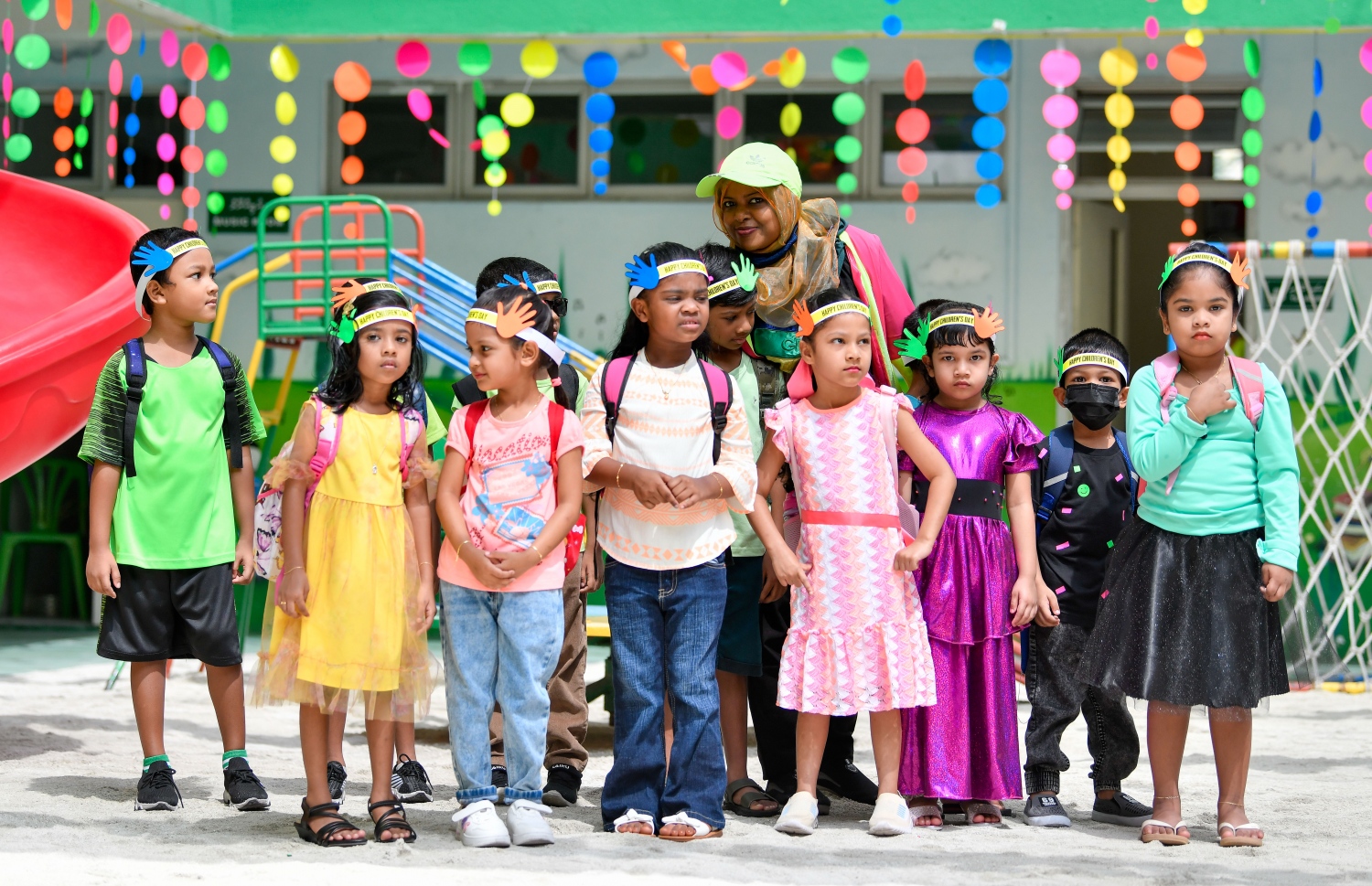 ގަލޮޅު ސްކޫލުގެ އަހަރީ ދުވަހާއި ކުޑަކުދިންގެ ދުވަހުގެ ހަރަކާތްތަކުގައި ބައިވެރިވި ބައެއް ކުދިން ޓީޗަރަކާއެކު: ޕްރިންސިޕަލް ސުރައްޔާ އިބްރާހީމާއި ޓީޗަރުންގެ ފަރާތުން ކުދިންނަށް ހާއްސަ މަރުހަބާއެއް ކިޔާފައިވޭ.---ފޮޓޯ: ފަޔާޒު މޫސާ| މިހާރު