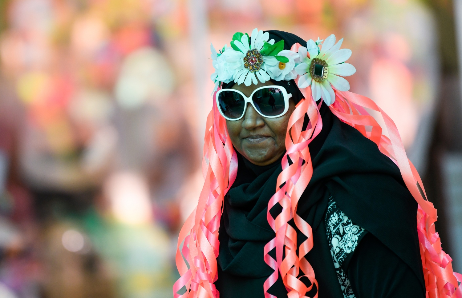 ގަލޮޅު ސްކޫލުގެ އަހަރީ ދުވަހާއި ކުޑަކުދިންގެ ދުވަހާ ގުޅުވައިގެން ބޭއްވި ހަރަކާތެއްގައި ބައިވެރިވި ޓީޗަރަކު މަޑުކޮށްލައިގެން.---ފޮޓޯ: ފަޔާޒު މޫސާ| މިހާރު