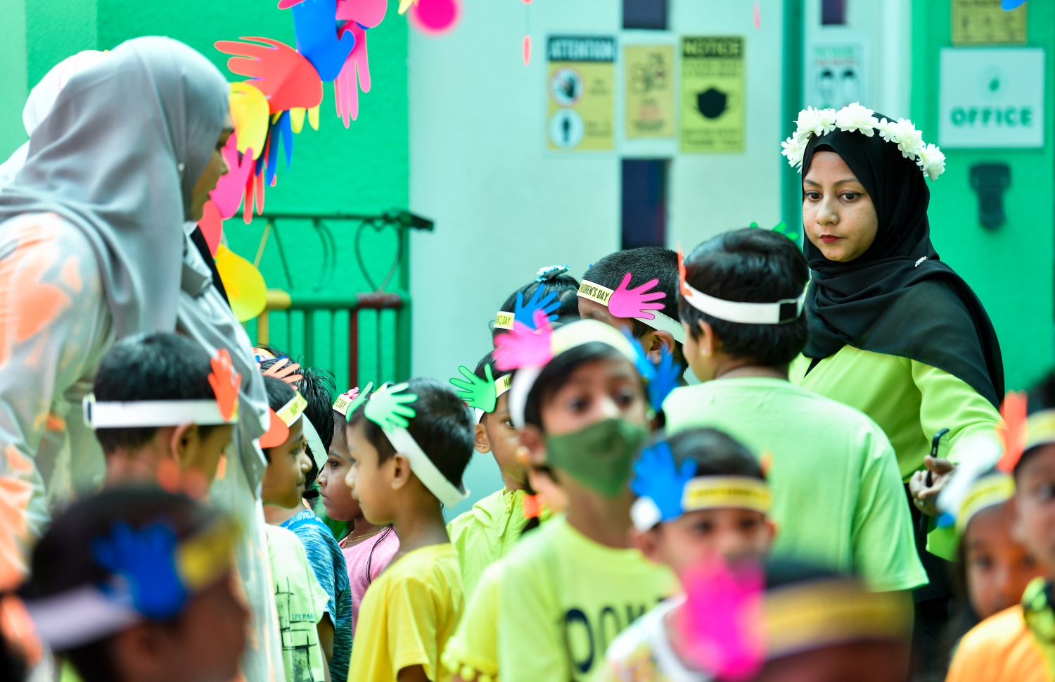 ގަލޮޅު ސްކޫލުގެ އަހަރީ ދުވަހާއި ކުޑަކުދިންގެ ދުވަހުގެ ހަރަކާތްތަކުގައި ބައިވެރިވި ބައެއް ކުދިންނަށް ދެ ޓީޗަރަކު މަރުހަބާ ކިޔަނީ: ޕްރިންސިޕަލް ސުރައްޔާ އިބްރާހީމާއި ޓީޗަރުންގެ ފަރާތުން ކުދިންނަށް ހާއްސަ މަރުހަބާއެއް ކިޔާފައިވޭ.---ފޮޓޯ: ފަޔާޒު މޫސާ| މިހާރު