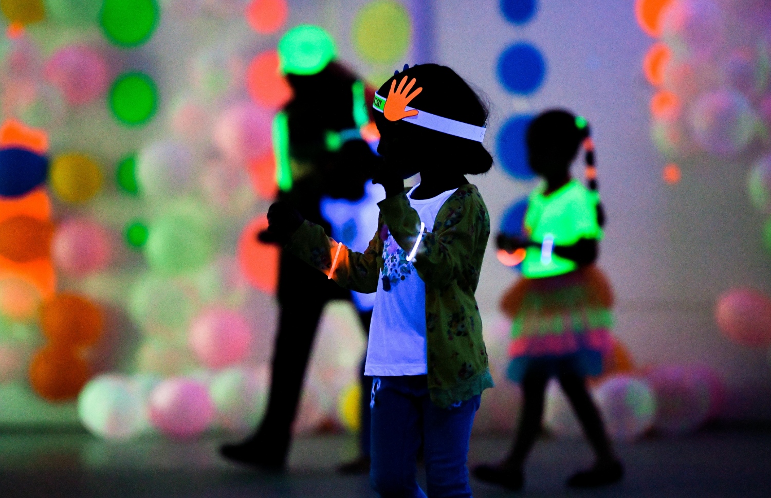 ގަލޮޅު ސްކޫލުގެ އަހަރީ ދުވަހާއި ކުޑަކުދިންގެ ދުވަހާ ގުޅުވައިގެން ގަލޮޅު ސްކޫލުގައި ބޭއްވި ހާއްސަ ހަރަކާތްތަކުގައި ބައިވެރިވި ބައެއް ކުދިން: ޕްރިންސިޕަލް ސުރައްޔާ އިބްރާހިމާއި ޓީޗަރުންގެ ފަރާތުން ކުދިންނަށް ހާއްސަ މަރުހަބާއެއް ކިޔާފައިވޭ.---ފޮޓޯ: ފަޔާޒު މޫސާ| މިހާރު