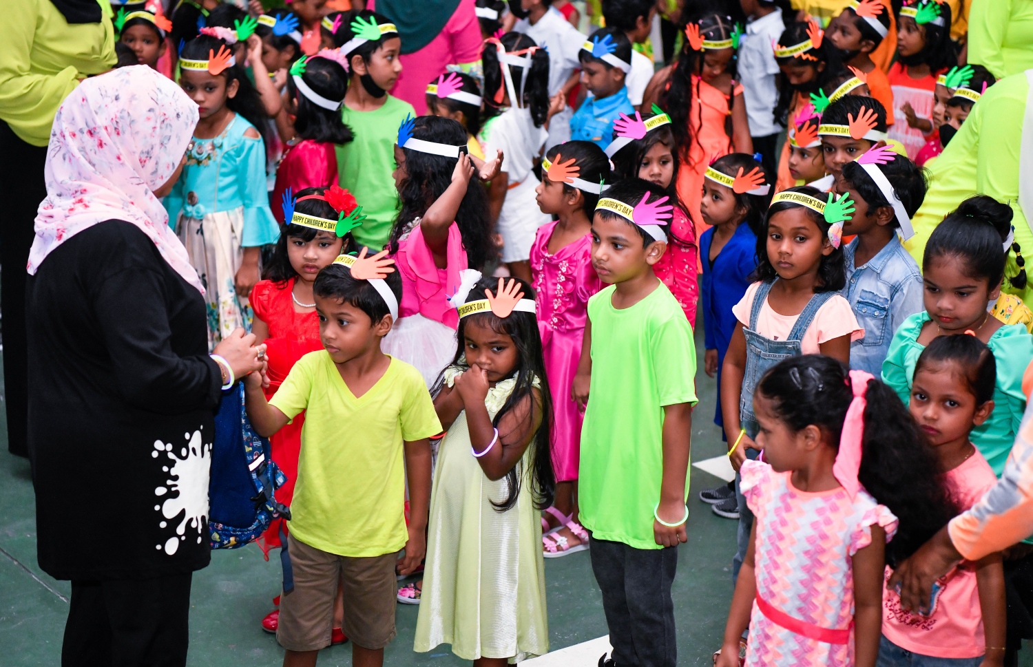 ގަލޮޅު ސްކޫލުގެ އަހަރީ ދުވަހާއި ކުޑަކުދިންގެ ދުވަހުގެ ހަރަކާތްތަކުގައި ބައިވެރިވި ކުދިންތަކަކަށް ޓީޗަރަކު މަރުހަބާ ކިޔަނީ: ޕްރިންސިޕަލާއި ޓީޗަރުންގެ ފަރާތުން ކުދިންނަށް ހާއްސަ މަރުހަބާއެއް ކިޔާފައިވޭ.---ފޮޓޯ: ފަޔާޒު މޫސާ| މިހާރު