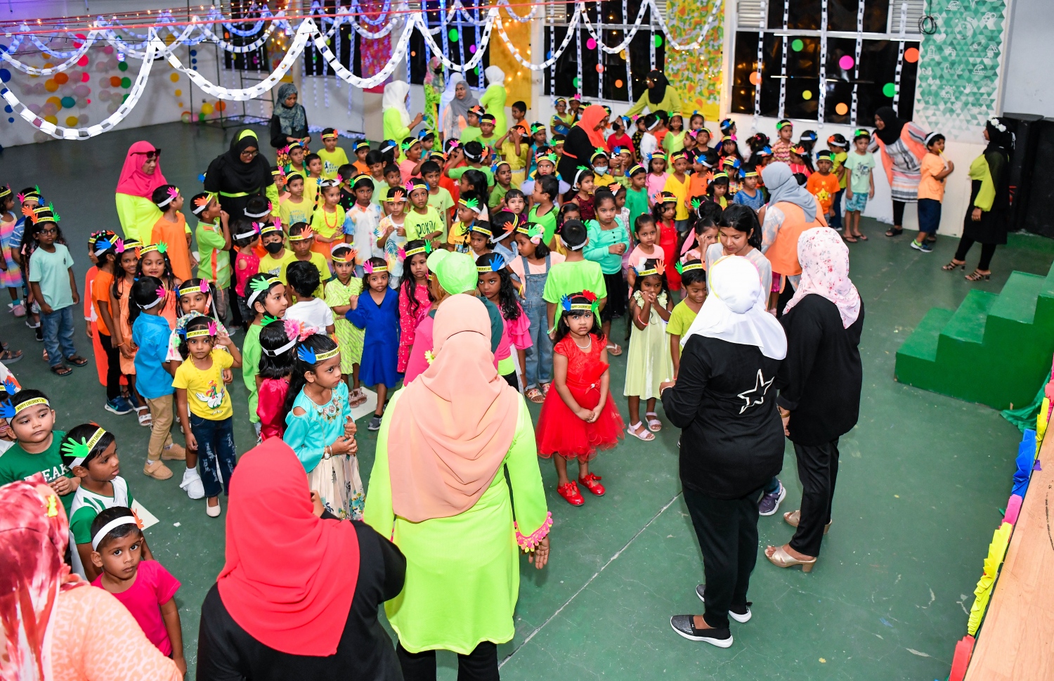 ގަލޮޅު ސްކޫލުގެ އަހަރީ ދުވަހާއި މި އަހަރުގެ ކުޑަކުދިންގެ ދުވަހާ ގުޅުވައިގެން އެ ސްކޫލުގައި ބައިވެރިވި ހާއްސަ ހަރަކާތްތަކަށް ޓީޗަރުން ކުދިންތަކެއް ތައްޔާރު ކޮށްދެނީ.---ފޮޓޯ: ފަޔާޒު މޫސާ| މިހާރު