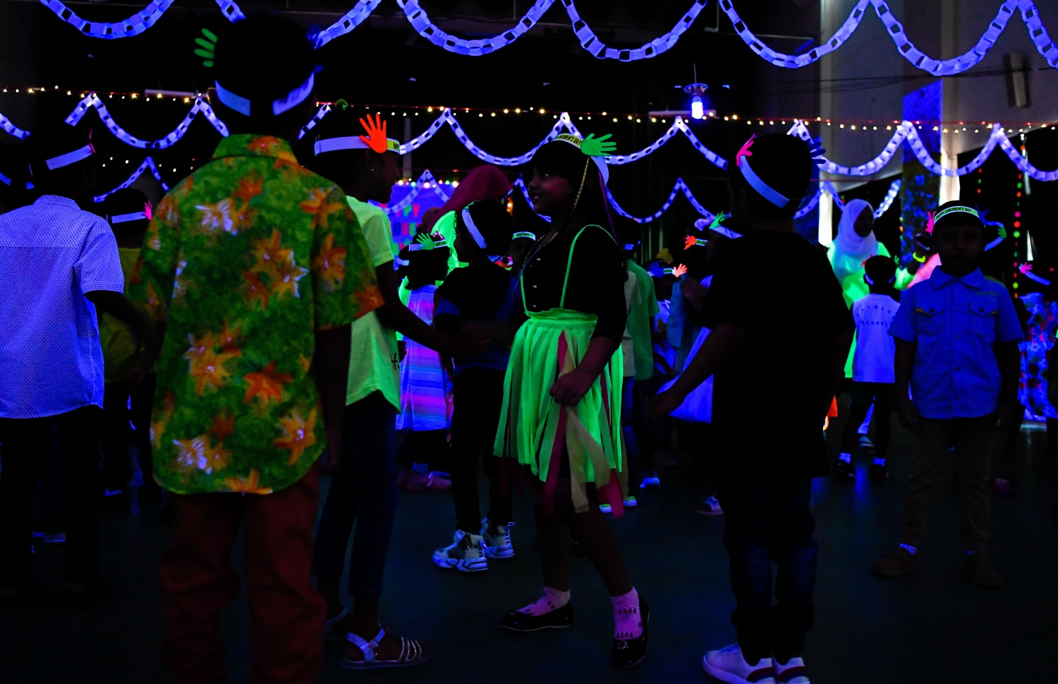 ގަލޮޅު ސްކޫލުގެ އަހަރީ ދުވަހާއި ކުޑަކުދިންގެ ދުވަހާ ގުޅުވައިގެން ގަލޮޅު ސްކޫލުގައި ބޭއްވި ހާއްސަ ހަރަކާތްތަކުގައި ބައިވެރިވި ބައެއް ކުދިން: ޕްރިންސިޕަލް ސުރައްޔާ އިބްރާހިމާއި ޓީޗަރުންގެ ފަރާތުން ކުދިންނަށް ހާއްސަ މަރުހަބާއެއް ކިޔާފައިވޭ.---ފޮޓޯ: ފަޔާޒު މޫސާ| މިހާރު