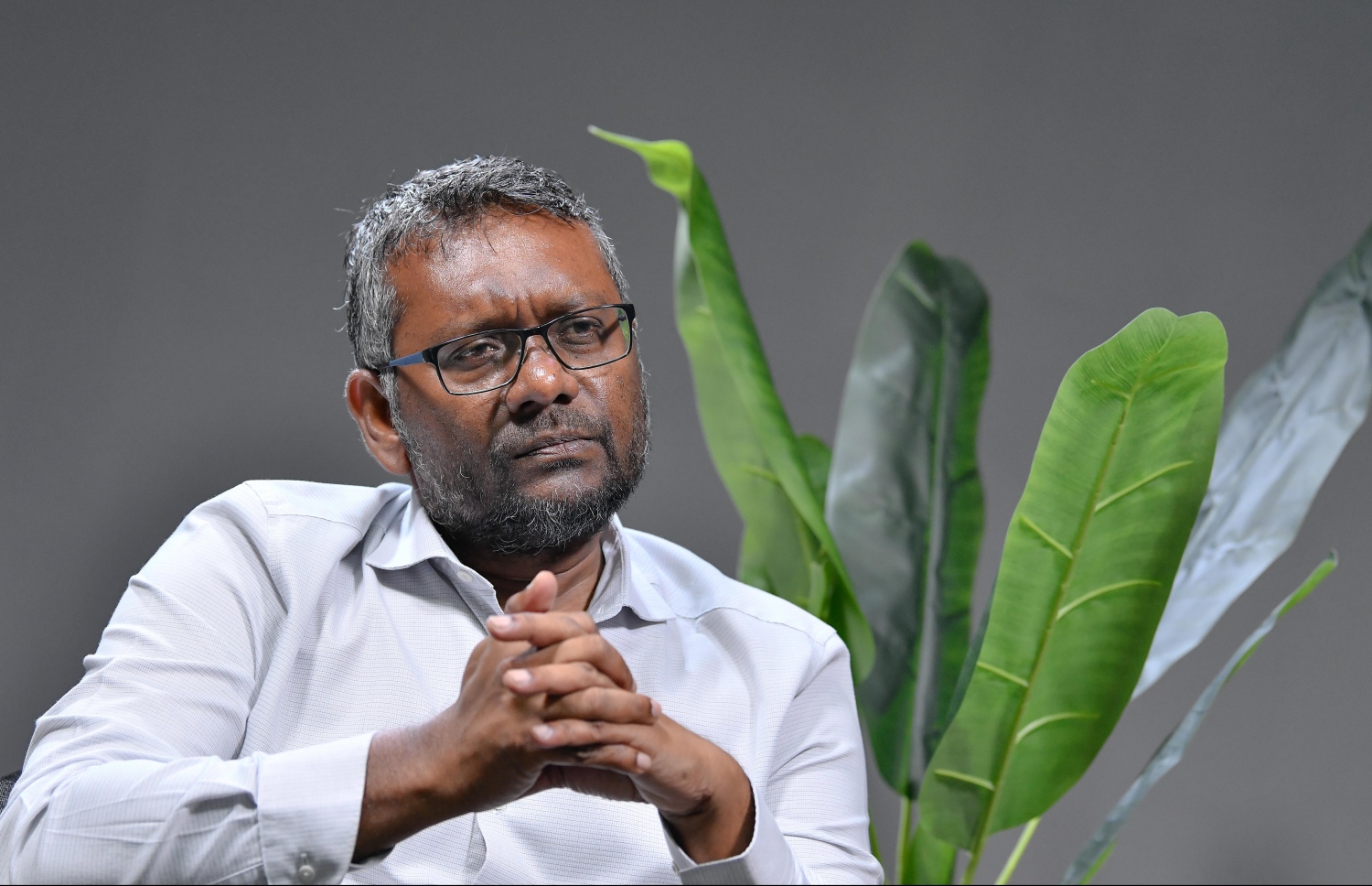 ފަޔާ "މިހާރު"ގެ ސުވާލުތައް އަޑުއައްސަވަނީ: އޭނާއަށް އަޅުވާ ތުހުމަތުތަކުގެ އަސްލަކީ ސަރުކާރު ބަލިކަށިކޮށްލުން ކަމަށް ވިދާޅުވި.  -- ފޮޓޯ: ނިޝާން އަލީ | މިހާރު