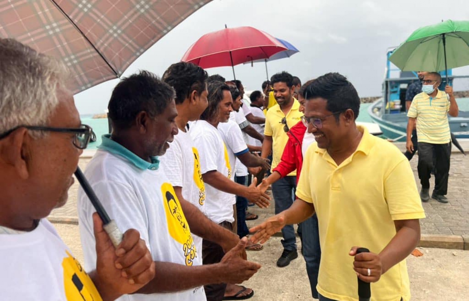 ކެމްޕޭންގައި އިންތި ސަޕޯޓަރުންތަކަކާ ސަލާމްކުރައްވަނީ.