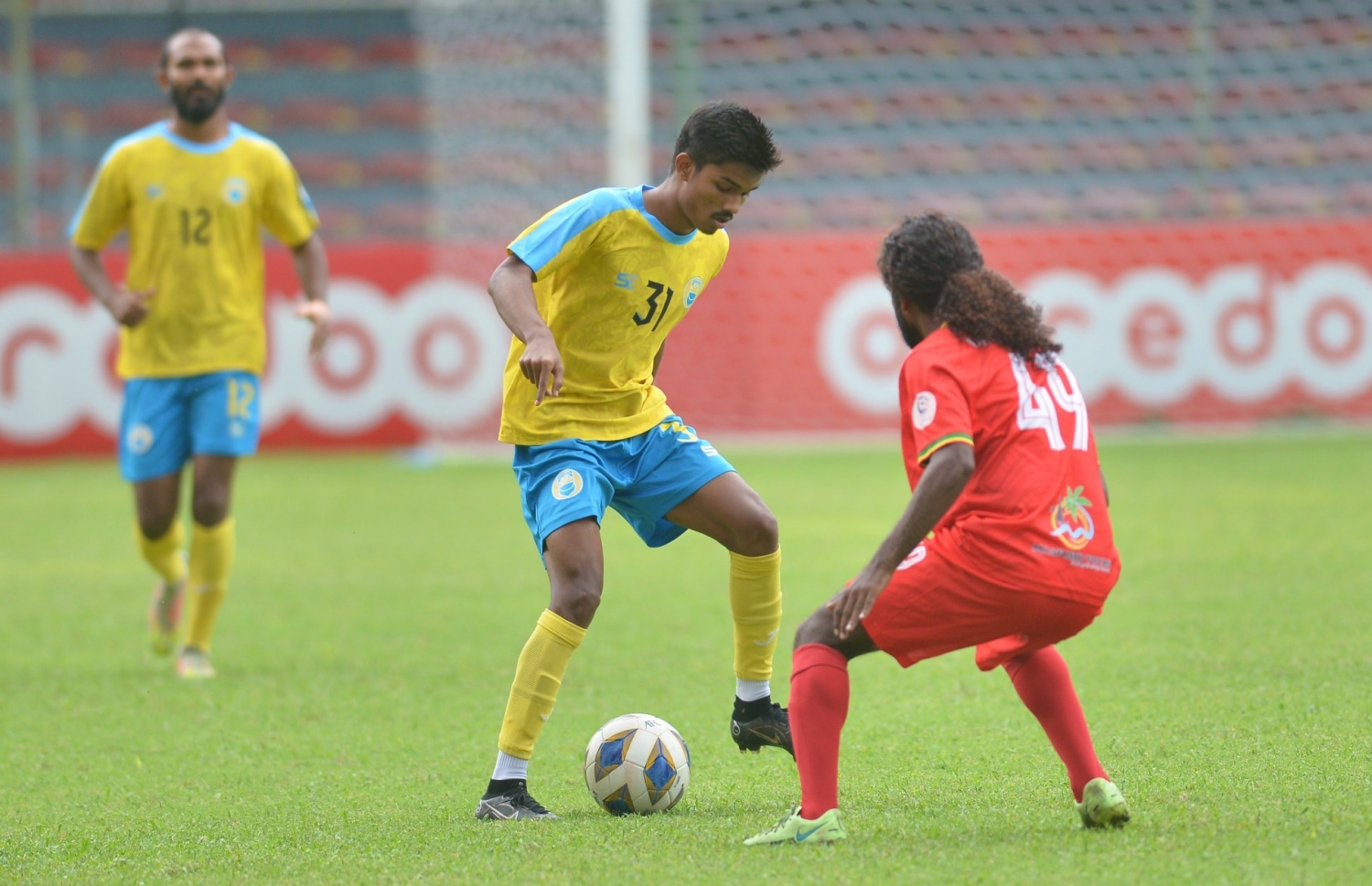 ވެލެންސިއާ ޔާމީން (ވ) ގްރާންޑޭގެ ކުޅުންތެރިޔެއްގެ ކައިރިން ބޯޅަ ހިފައިގެން ދާން މަސައްކަތް ކުރަނީ: ވެލެންސިއާ އަށް ފުރަތަމަ ލީޑް ނަގައިދިނީ ޔާމީން --- ފޮޓޯ: އެފްއޭއެމް