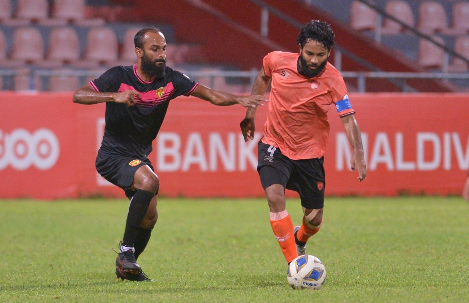 އީގަލްސްގެ ކެޕްޓަން ހުސައިން ޝިފާއު ޔޫސުފް (ކ) އަތުން ބޯޅަ ހޯދަން ޔޫވީގެ އަލީ ހައިޝަމް މަސައްކަތް ކުރަނީ: ޔޫވީ މޮޅުކޮށްދޭން ހައިޝަމް ވަނީ ލަނޑު ޖަހާފަ --- ފޮޓޯ: އެފްއޭއެމް