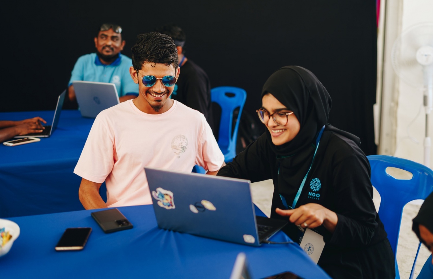 އިގްތިސާދީ ގޮތުންނާއި ސަގާފީ ގޮތުން އަދި އިކޮލޮޖިކަލް ގޮތުން ރާއްޖޭގެ ކަނޑުތަކުގެ އެންމެ މުހިންމު ސަރަަހައްދުތައް ދެނެގަތުމުގެ ގޮތުން މިދިޔަ އަހަރު ފެށި ސާވޭގައި "ނޫ ރާއްޖެ" ގެ އޮފިޝަލުން ރަށަކަށް ގޮސް މައުލޫމާތު ހޯދަނީ -- ފޮޓޯ: ނޫ ރާއްޖެ