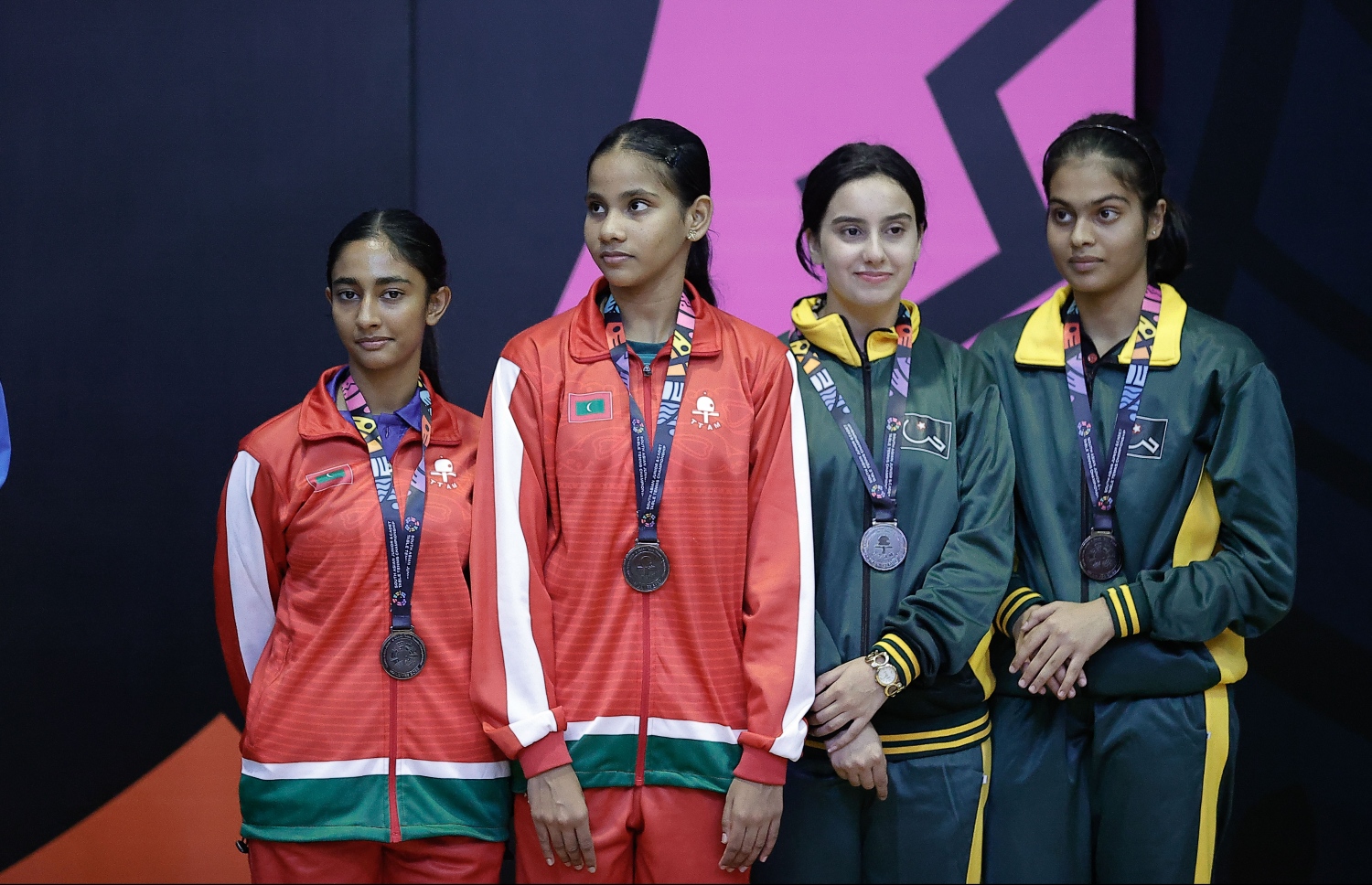 އަންހެން ޖޫނިއާ ޑަބަލްސް އިން ލޯމެޑަލް ހޯދި ރާއްޖޭގެ ރަފާ އާއި ދީމާ މެޑަލާއެކު --. ފޮޓޯ: ނިޝާން އަލީ | މިހާރު