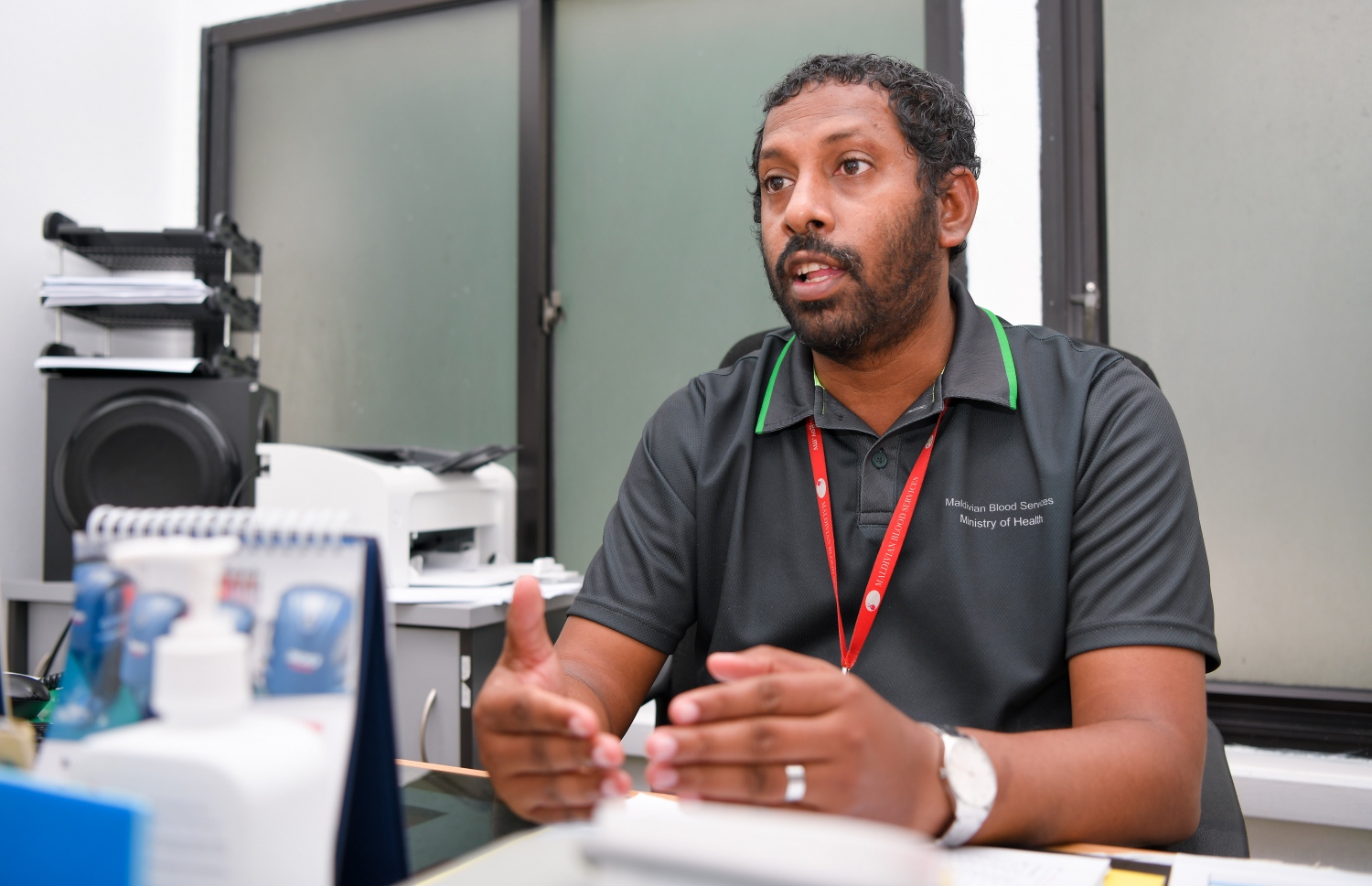 މޯލްޑިވިއަން ބްލަޑް ސާވިސްގެ އެސޯސިއޭޓް ސްޕެޝަލިސްޓް އިން ޕީޑިއެޓްރިކް ޑރ. އަހުމަދު އުމަރު، މިދިޔަ ބުރާސްފަތި ދުވަހު "މިހާރު" އަށް އިންޓަވިއުދެއްވަނީ.-- ފޮޓޯ: ފަޔާޒު މޫސާ/ މިހާރު