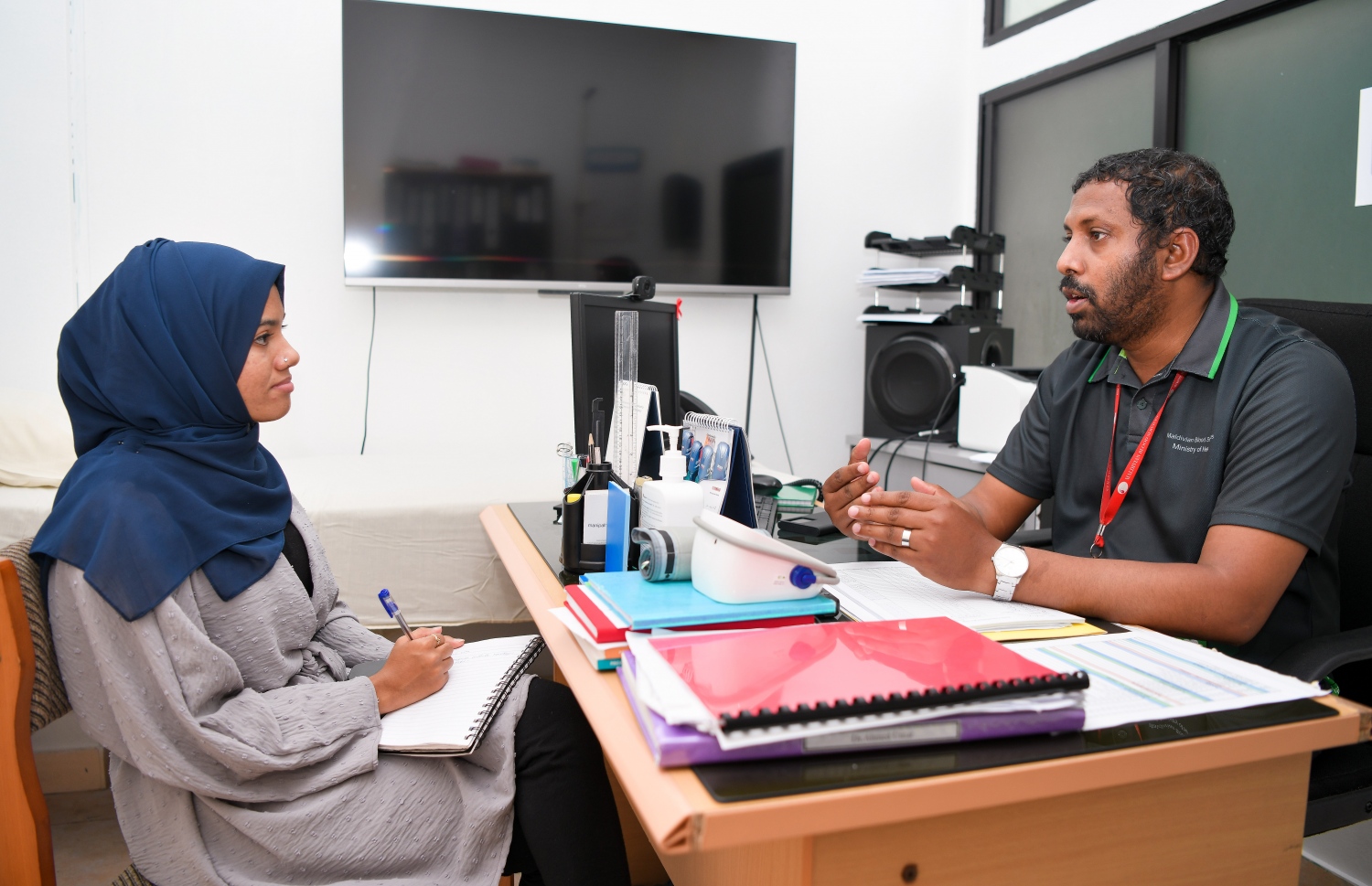 މޯލްޑިވިއަން ބްލަޑް ސާވިސްގެ އެސޯސިއޭޓް ސްޕެޝަލިސްޓް އިން ޕީޑިއެޓްރިކް ޑރ. އަހުމަދު އުމަރު، މިދިޔަ ބުރާސްފަތި ދުވަހު "މިހާރު" އަށް އިންޓަވިއުދެއްވަނީ.-- ފޮޓޯ: ފަޔާޒު މޫސާ/ މިހާރު