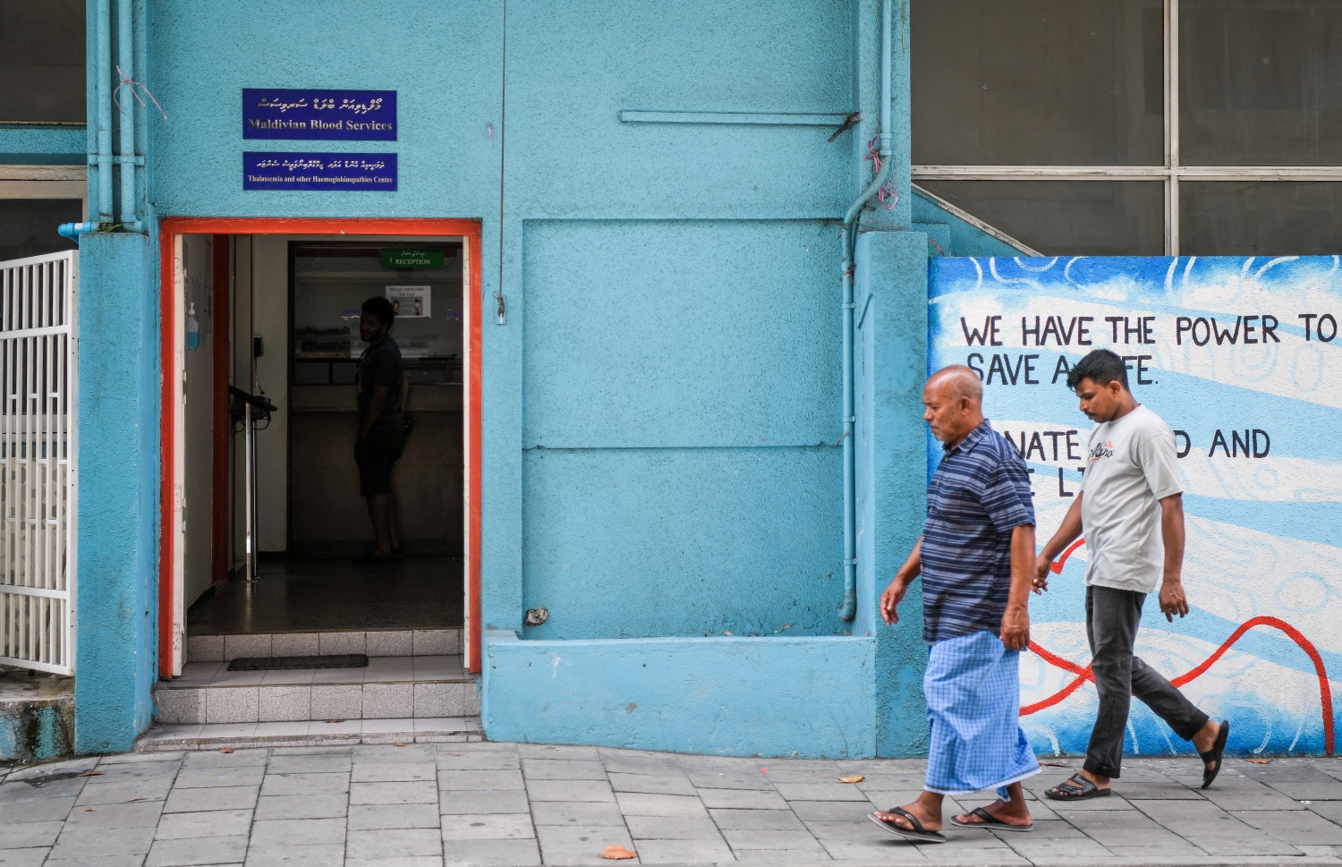 ބްލަޑް ސާވިސް ސެންޓަރު ކައިރިން ބަޔަކު ހިނގާލާފައި ދަނީ: ތެލެސީމިއާ ކުދިން ގަވައިދުން ލޭ އެޅުމުގެ އިތުރުން ކޮންމެ ދުވަހަކު ކަހަލަ ގޮތަކަށް ޑެސްފަރޯލް ބޭނުންކުރަންޖެހޭ.-- ފޮޓޯ: ފަޔާޒު މޫސާ/ މިހާރު