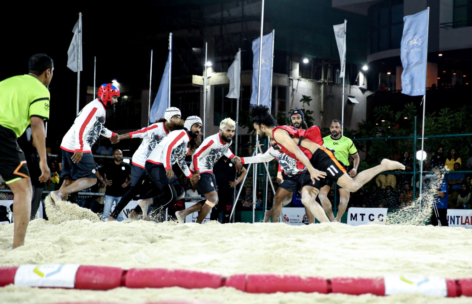 ކްލަބް އޯވަންއޯ އާއި ބީޖީ ސްޕޯޓްސް ކްލަބް ބައްދަލުކުރި މެޗުގެ ދެވަނަ ގޭމުގައި ބީޖީގެ ސަލަސް ބޭރުން އަރައިގެން ކުޅެނީ.-- ފޮޓޯ: ބައިބަލާ އޭސޯސިއޭޝަން/ސްލޯޓޭޕް