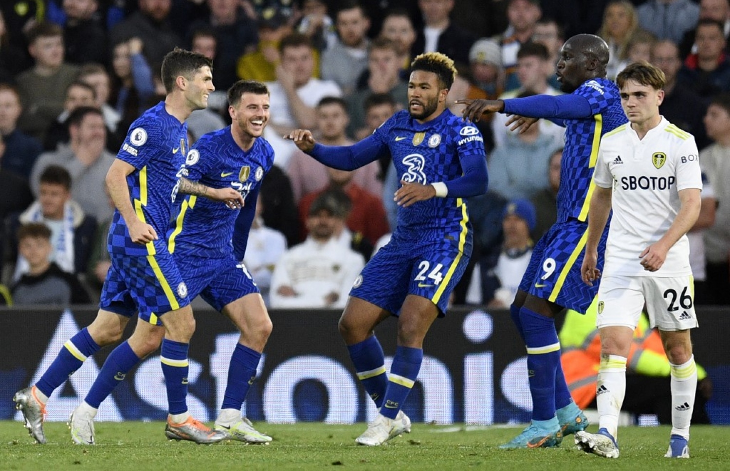 ޗެލްސީން ރޭގެ މެޗުގައި ލީޑްސް ކޮޅަށް ލަނޑު ޖެހުމަށް ފަހު އުފާފާޅޫކުރަނީ.-- ފޮޓޯ: އޭއެފްޕީ