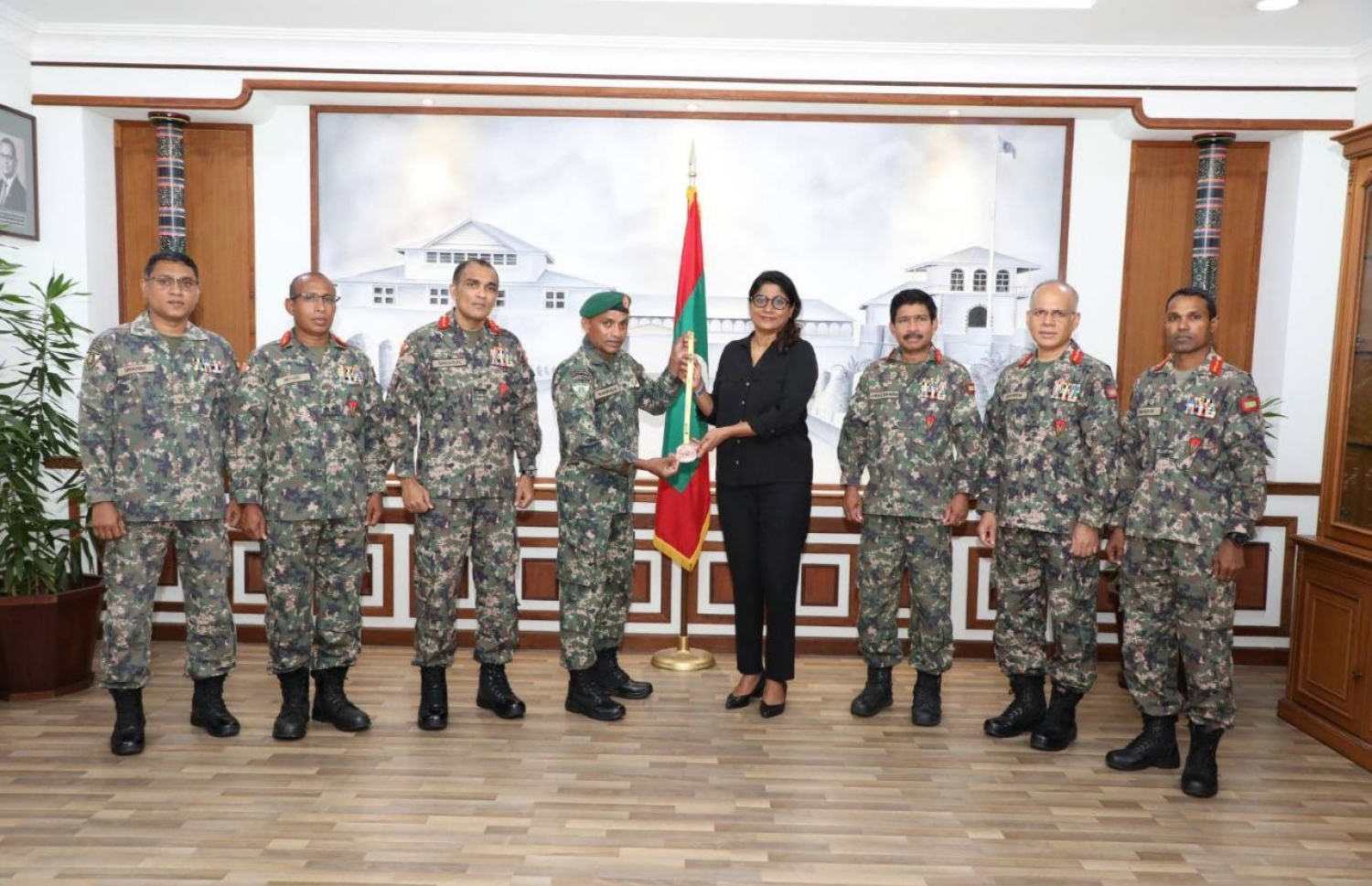 ނަސްރުގެ 80 ވަނަ މެރަތަންގެ މެޑަލް ޑިފެންސް މިނިސްޓަރު މާރިޔާ އަށް ހަދިޔާކޮށްދެއްވަނީ: ދިގު ދުުންތަކުން މެޑަލް ހޯދޭނެ އެތުލީޓުން އުފެއްދެވުމަށް މިނިސްޓަރު މާރިޔާ ވަނީ ނަސްރުގެ ކިބައިން އެދިވަޑައިގެންފަ