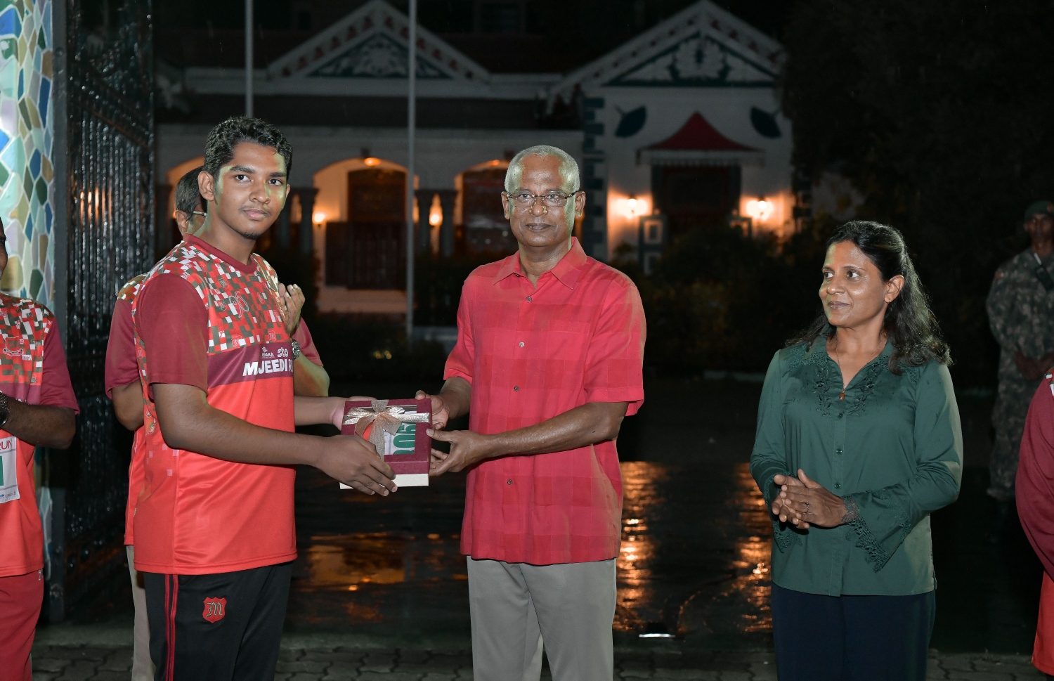 މަޖީދިއްޔާ ސްކޫލްގެ 95 ވަނަ އަހަރީ ދުވަސް ފާހަގަކުރަން 95 ގަޑިއިރުގެ ދުވުން ފެށުމަށް ބޭއްވި ރަސްމިއްޔާތުގައި އެ ސްކޫލުގެ ދަރިވަރަކު ރައީސް އިބްރާހިމް މުހައްމަދު ސޯލިހާއެކު ފޮޓޯއަކަށް ހުއްޓިގެން.-- ފޮޓޯ: ނިޝާން އަލީ /މިހާރު