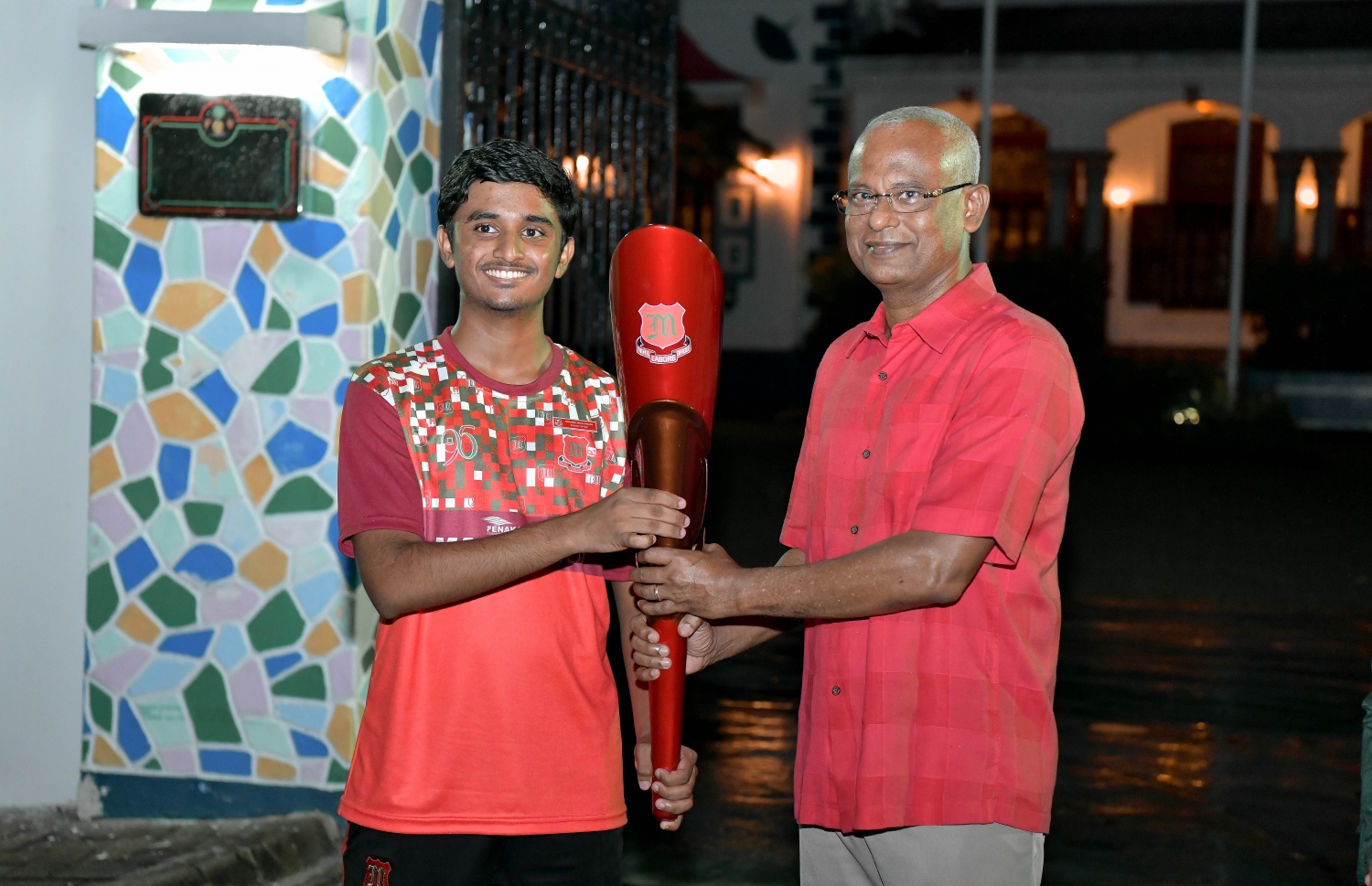 މަޖީދިއްޔާ ސްކޫލްގެ 95 ވަނަ އަހަރީ ދުވަސް ފާހަގަކުރަން 95 ގަޑިއިރުގެ ދުވުން ފެށުމަށް ބޭއްވި ރަސްމިއްޔާތުގައި އެ ސްކޫލުގެ ދަރިވަރަކު ރައީސް އިބްރާހިމް މުހައްމަދު ސޯލިހާއެކު ދަންމަރު ހިފައިގެން ފޮޓޯއަކަށް ހުއްޓިގެން.-- ފޮޓޯ: ނިޝާން އަލީ /މިހާރު