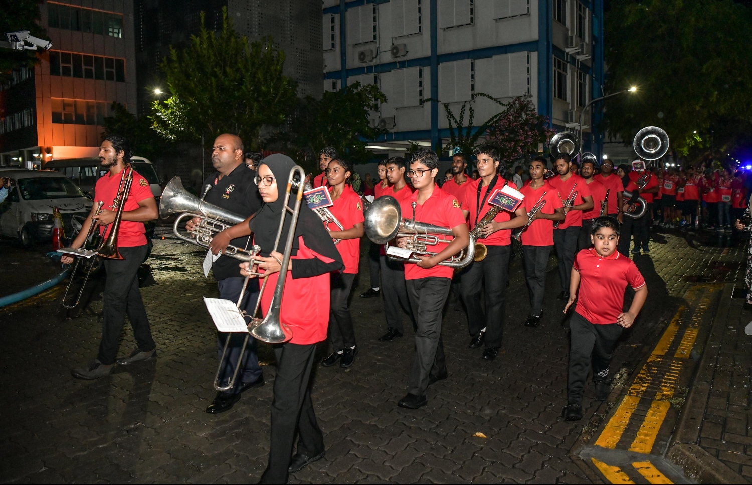 މަޖީދިއްޔާ ސްކޫލްގެ 95 ވަނަ އަހަރީ ދުވަސް ފާހަގަކުރަން 95 ގަޑިއިރުގެ ދުވުމުގައި އެ ސްކޫލް ބޭންޑުގެ  ދަރިވަރުންތަކެއް ޕެރޭޑް ޖަހަނީ.-- ފޮޓޯ: ނިޝާން އަލީ /މިހާރު