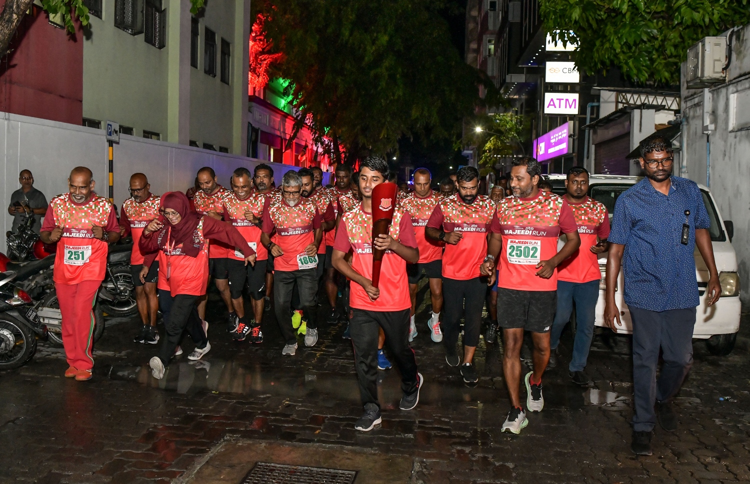 މަޖީދިއްޔާ ސްކޫލްގެ 95 ވަނަ އަހަރީ ދުވަސް ފާހަގަކުރަން 95 ގަޑިއިރުގެ ދުވުމުގައި އެ ސްކޫލް ދަރިވަރުންނާއި މުސްކުޅި ދަރިވަރުން ދުވަނީ.-- ފޮޓޯ: ނިޝާން އަލީ /މިހާރު