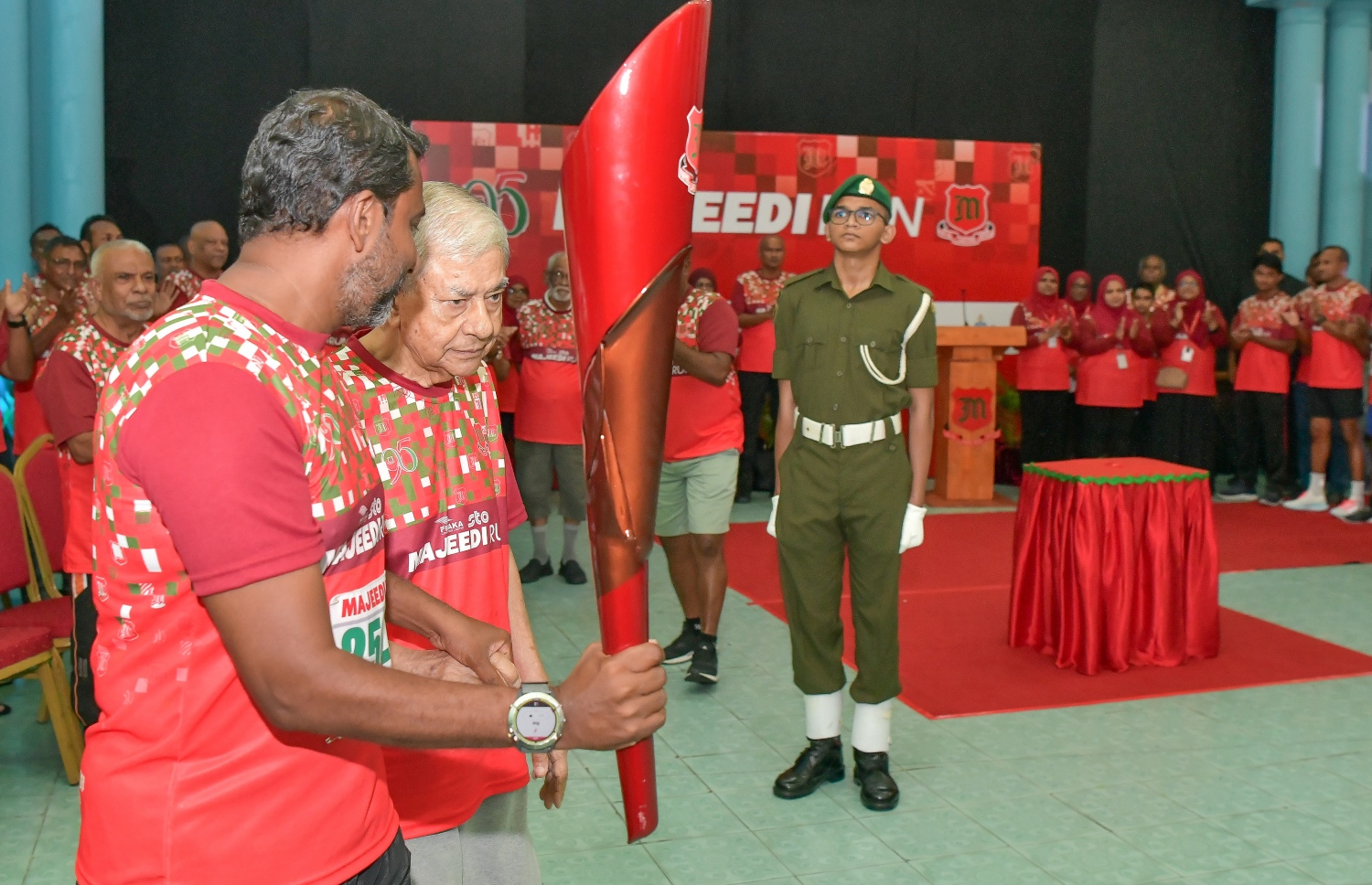 މަޖީދިއްޔާ ސްކޫލްގެ 95 ވަނަ އަހަރީ ދުވަސް ފާހަގަކުރަން 95 ގަޑިއިރުގެ ދުވުން ފެށުމަށް ބޭއްވި ރަސްމިއްޔާތުގައި އެ ސްކޫލުގެ ކުރީގެ ދަރިވަރުން ބައިވެރިވަނީ.-- ފޮޓޯ: ނިޝާން އަލީ /މިހާރު