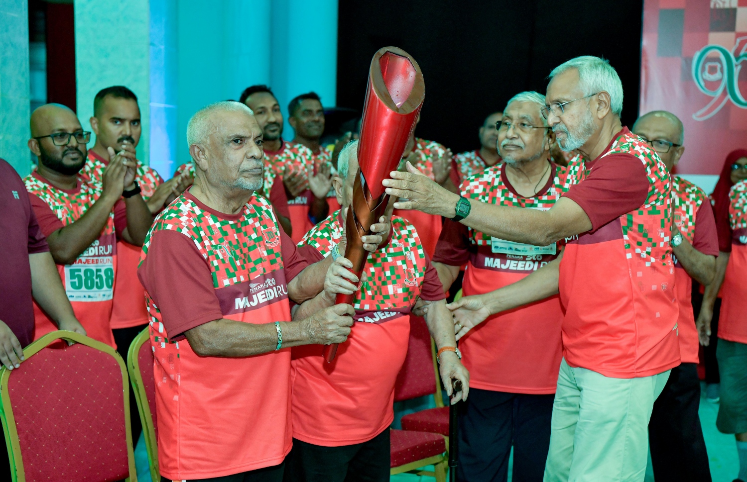 މަޖީދިއްޔާ ސްކޫލްގެ 95 ވަނަ އަހަރީ ދުވަސް ފާހަގަކުރަން 95 ގަޑިއިރުގެ ދުވުން ފެށުމަށް ބޭއްވި ރަސްމިއްޔާތުގައި އެ ސްކޫލުގެ ކުރީގެ ދަރިވަރުން ބައިވެރިވަނީ.-- ފޮޓޯ: ނިޝާން އަލީ /މިހާރު