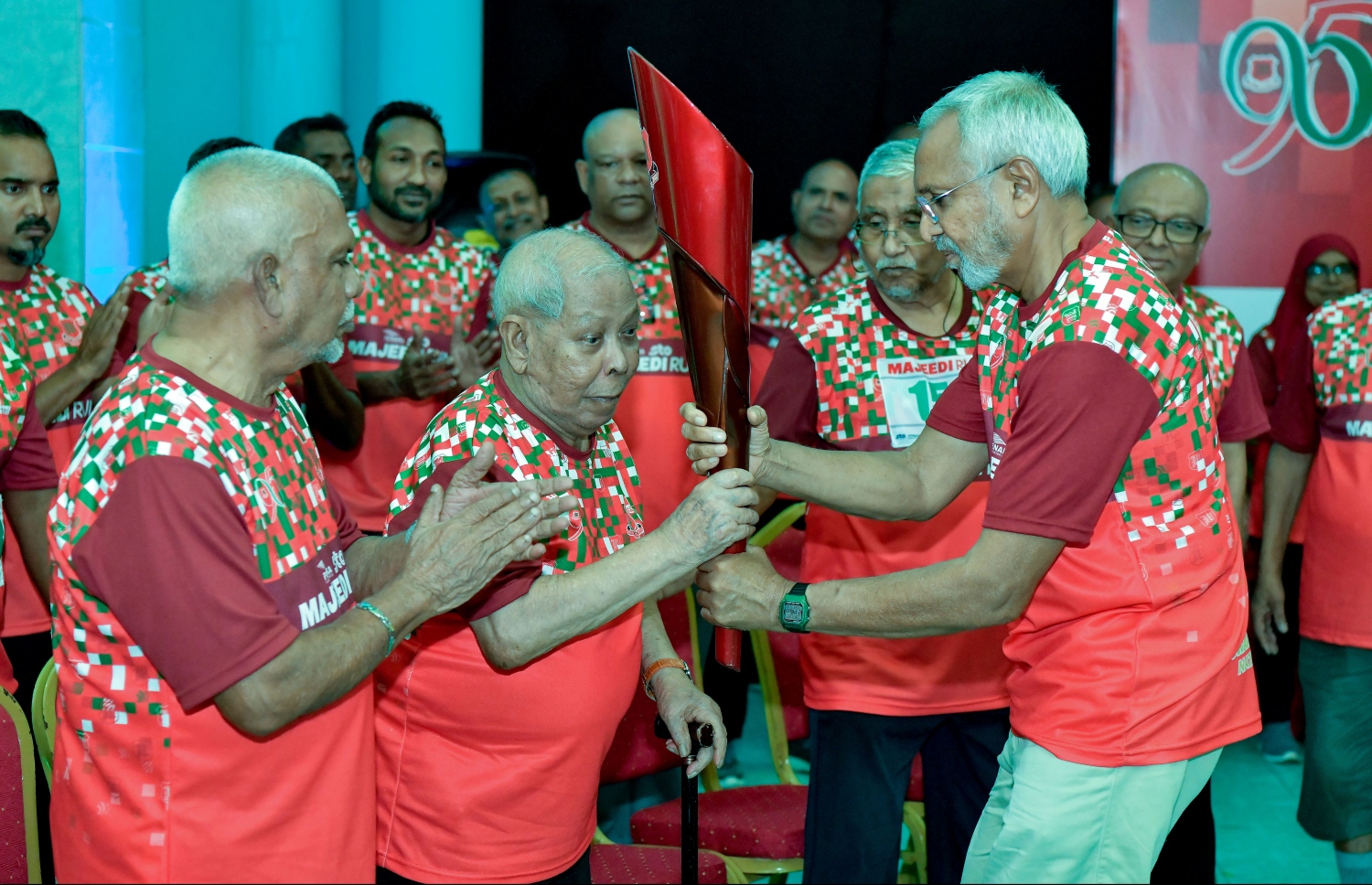 މަޖީދިއްޔާ ސްކޫލްގެ 95 ވަނަ އަހަރީ ދުވަސް ފާހަގަކުރަން 95 ގަޑިއިރުގެ ދުވުން ފެށުމަށް ބޭއްވި ރަސްމިއްޔާތުގައި އަބްދުﷲ ސޯދިގު(ސޯދުބެ) އަށް ދަންމަރު ހަވާލު ކުރަނީ.-- ފޮޓޯ: ނިޝާން އަލީ /މިހާރު