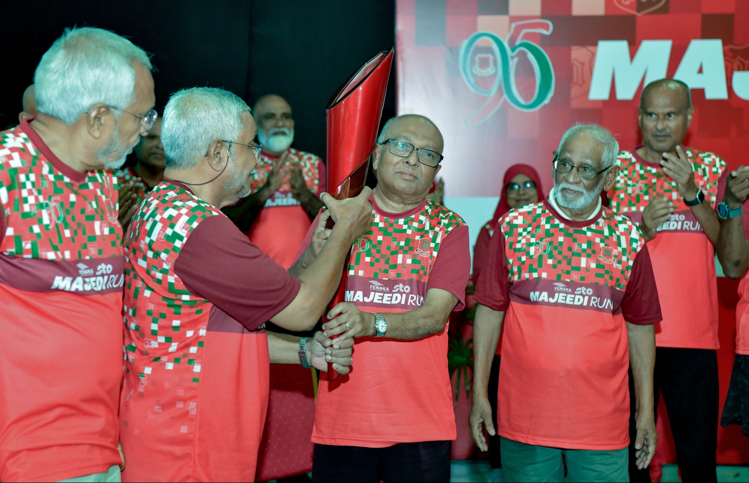 މަޖީދިއްޔާ ސްކޫލްގެ 95 ވަނަ އަހަރީ ދުވަސް ފާހަގަކުރަން 95 ގަޑިއިރުގެ ދުވުން ފެށުމަށް ބޭއްވި ރަސްމިއްޔާތުގައި އެ ސްކޫލުގެ ކުރީގެ ދަރިވަރުން ބައިވެރިވަނީ.-- ފޮޓޯ: ނިޝާން އަލީ /މިހާރު