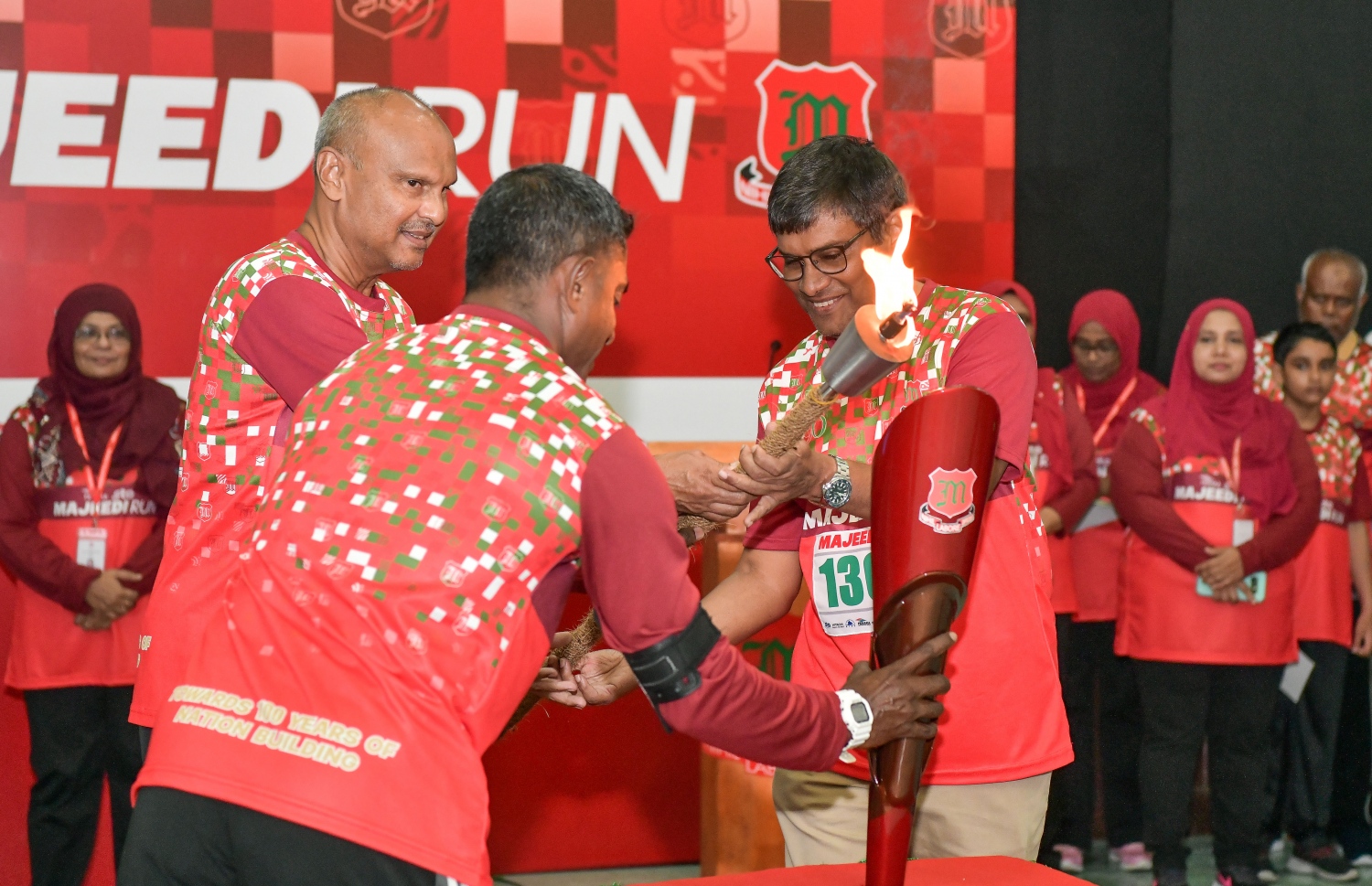 މަޖީދިއްޔާ ސްކޫލްގެ 95 ވަނަ އަހަރީ ދުވަސް ފާހަގަކުރަން 95 ގަޑިއިރުގެ ދުވުން ފެށުމަށް ބޭއްވި ރަސްމިއްޔާތުގައި އެ ސްކޫލުގެ ކުރީގެ ދަރިވަރުން ބައިވެރިވަނީ.-- ފޮޓޯ: ނިޝާން އަލީ /މިހާރު