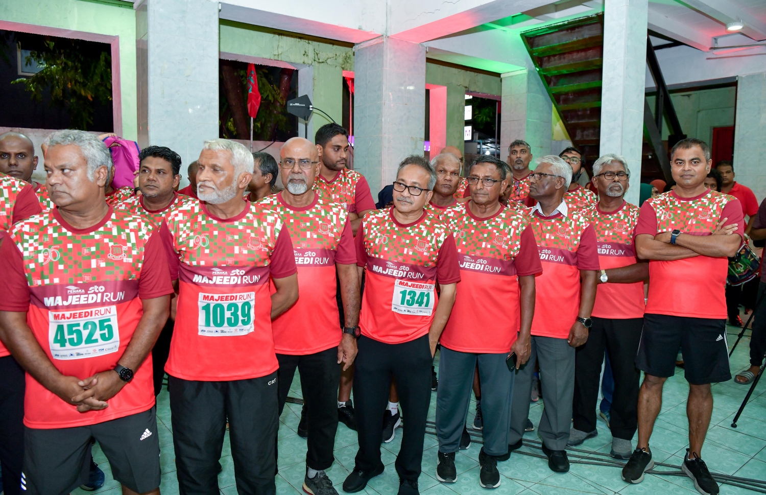 މަޖީދިއްޔާ ސްކޫލްގެ 95 ވަނަ އަހަރީ ދުވަސް ފާހަގަކުރަން 95 ގަޑިއިރުގެ ދުވުން ފެށުމަށް ބޭއްވި ރަސްމިއްޔާތުގައި އެ ސްކޫލުގެ ކުރީގެ ދަރިވަރުން ފޮޓޯއަކަށް ހުއްޓިގެން.-- ފޮޓޯ: ނިޝާން އަލީ /މިހާރު