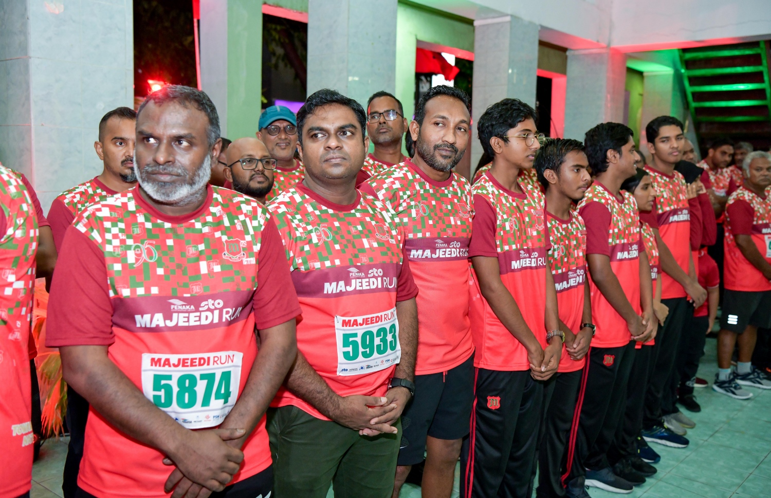 މަޖީދިއްޔާ ސްކޫލްގެ 95 ވަނަ އަހަރީ ދުވަސް ފާހަގަކުރަން 95 ގަޑިއިރުގެ ދުވުން ފެށުމަށް ބޭއްވި ރަސްމިއްޔާތުގައި އެ ސްކޫލުގެ ކުރީގެ ދަރިވަރުން ފޮޓޯއަކަށް ހުއްޓިގެން.-- ފޮޓޯ: ނިޝާން އަލީ /މިހާރު
