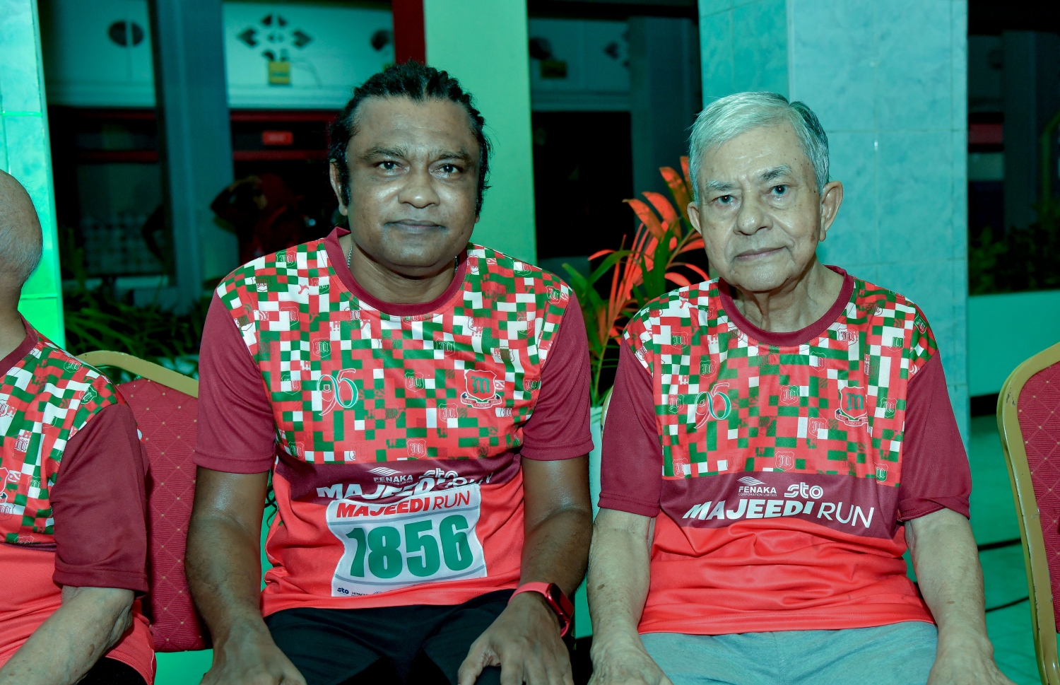 މަޖީދިއްޔާ ސްކޫލްގެ 95 ވަނަ އަހަރީ ދުވަސް ފާހަގަކުރަން 95 ގަޑިއިރުގެ ދުވުން ފެށުމަށް ބޭއްވި ރަސްމިއްޔާތުގައި އެ ސްކޫލުގެ ކުރީގެ ދަރިވަރުންގެ ތެރެއިން މަޝްހޫރު ފުޓްބޯޅަ ކޯޗު ސުޒޭން އަލީ އަދި ކުރީގެ ގޯލް ކީޕަރު އަހުމަދު ޔޫސުފް(ހައިވަކަރު އަހުމަދު) ފޮޓޯއަކަށް ހުއްޓިގެން.-- ފޮޓޯ: ނިޝާން އަލީ /މިހާރު