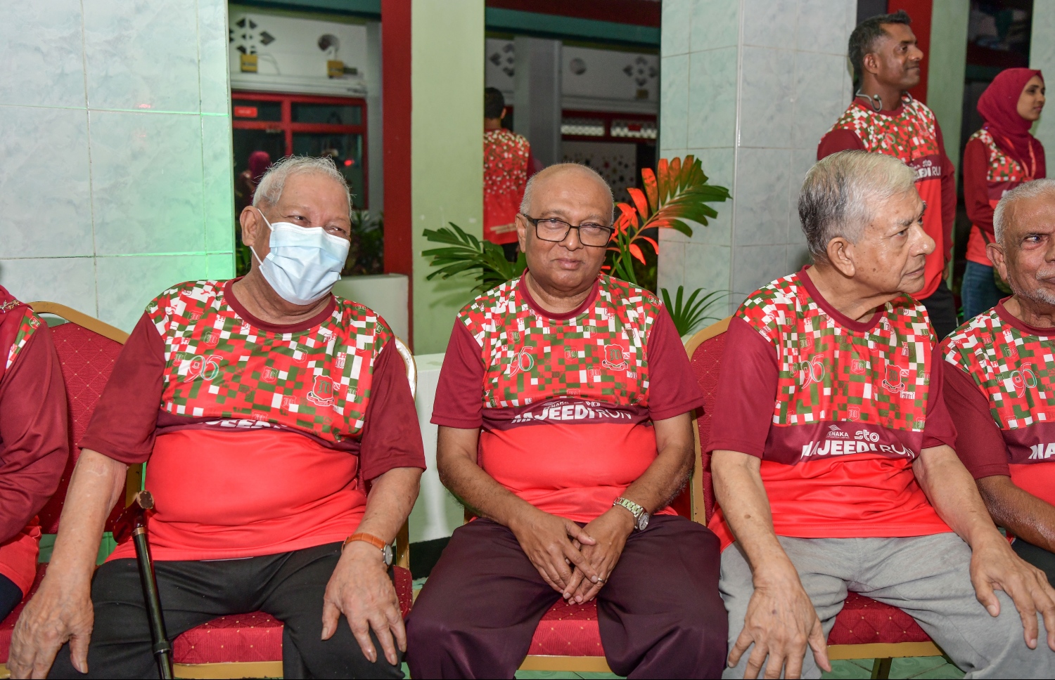 މަޖީދިއްޔާ ސްކޫލްގެ 95 ވަނަ އަހަރީ ދުވަސް ފާހަގަކުރަން 95 ގަޑިއިރުގެ ދުވުން ފެށުމަށް ބޭއްވި ރަސްމިއްޔާތުގައި އެ ސްކޫލުގެ ކުރީގެ ދަރިވަރުން ފޮޓޯއަކަށް ހުއްޓިގެން.-- ފޮޓޯ: ނިޝާން އަލީ /މިހާރު