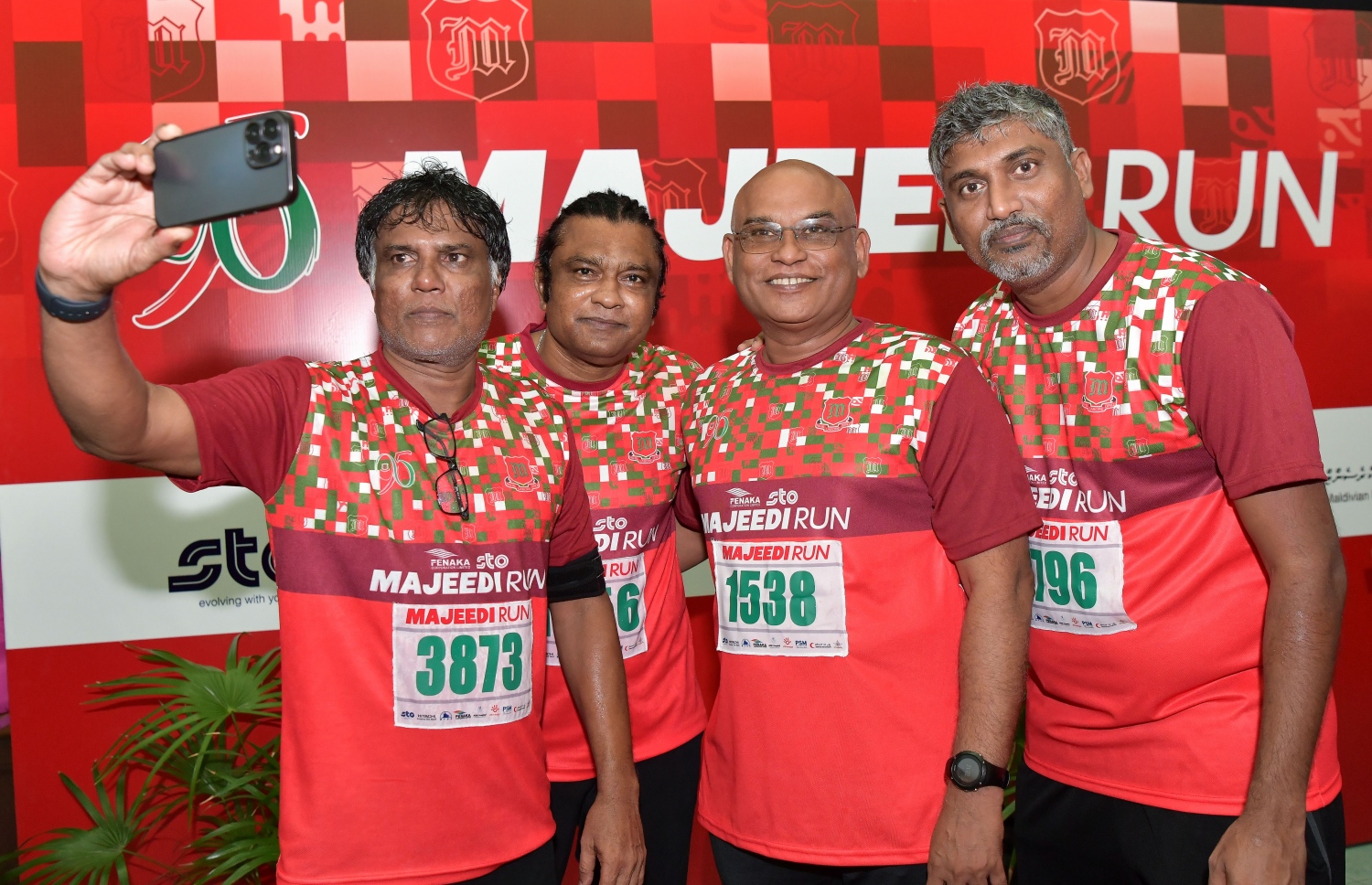މަޖީދިއްޔާ ސްކޫލްގެ 95 ވަނަ އަހަރީ ދުވަސް ފާހަގަކުރަން 95 ގަޑިއިރުގެ ދުވުން ފެށުމަށް ބޭއްވި ރަސްމިއްޔާތުގައި އެ ސްކޫލުގެ ކުރީގެ ދަރިވަރުން ފޮޓޯއަކަށް ހުއްޓިގެން.-- ފޮޓޯ: ނިޝާން އަލީ /މިހާރު