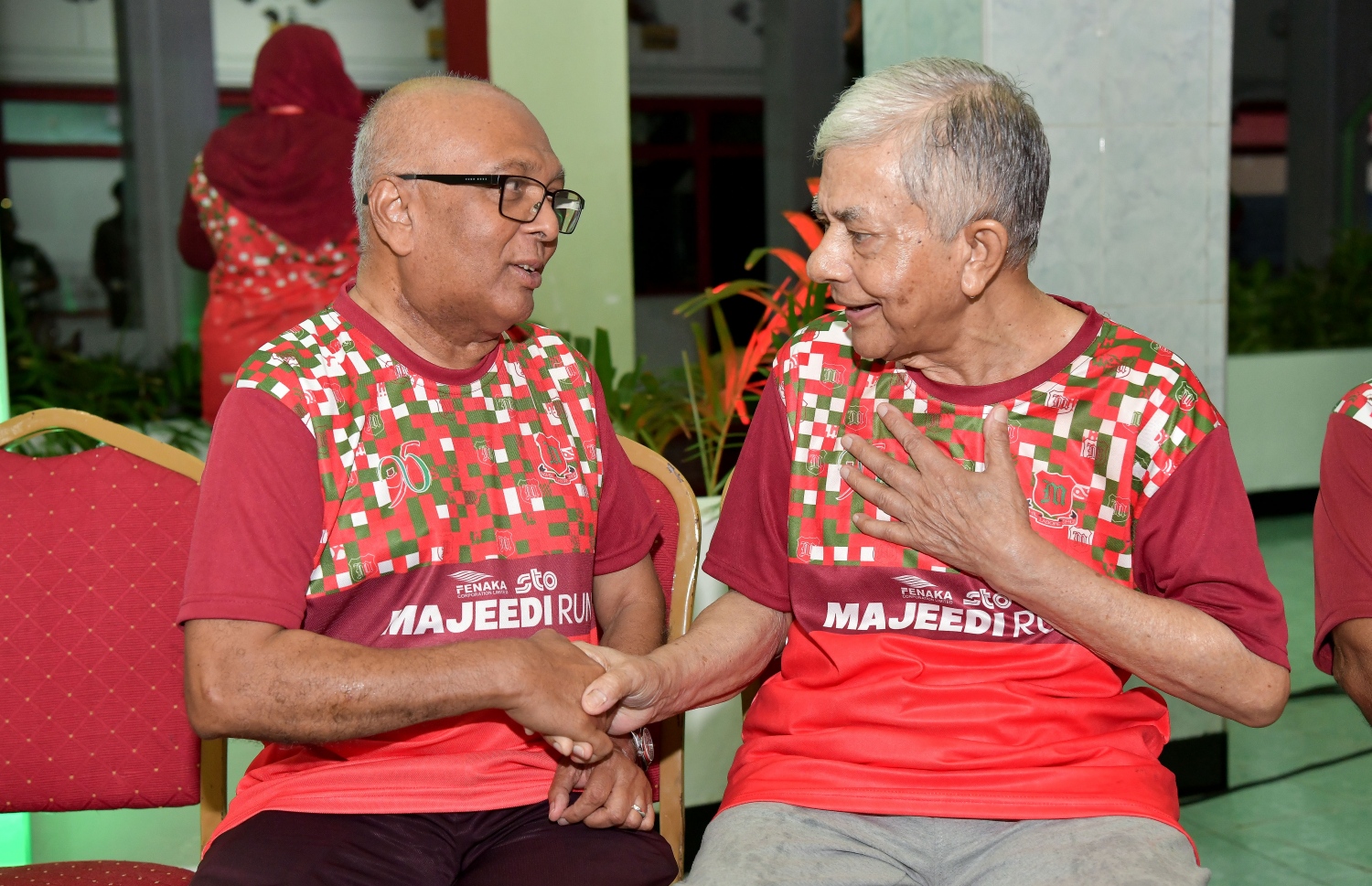 މަޖީދިއްޔާ ސްކޫލްގެ 95 ވަނަ އަހަރީ ދުވަސް ފާހަގަކުރަން 95 ގަޑިއިރުގެ ދުވުން ފެށުމަށް ބޭއްވި ރަސްމިއްޔާތުގައި އެ ސްކޫލުގެ ކުރީގެ ދަރިވަރުންގެ ތެރެއިން ވިލާ ކޮލެޖުގެ ރެކްޓާ ޑރ. އަންވަރް(ވ) އަދި ކުރީގެ ގޯލް ކީޕަރު އަހުމަދު ޔޫސުފް(ހައިވަކަރު އަހުމަދު) ފޮޓޯއަކަށް ހުއްޓިގެން.-- ފޮޓޯ: ނިޝާން އަލީ /މިހާރު