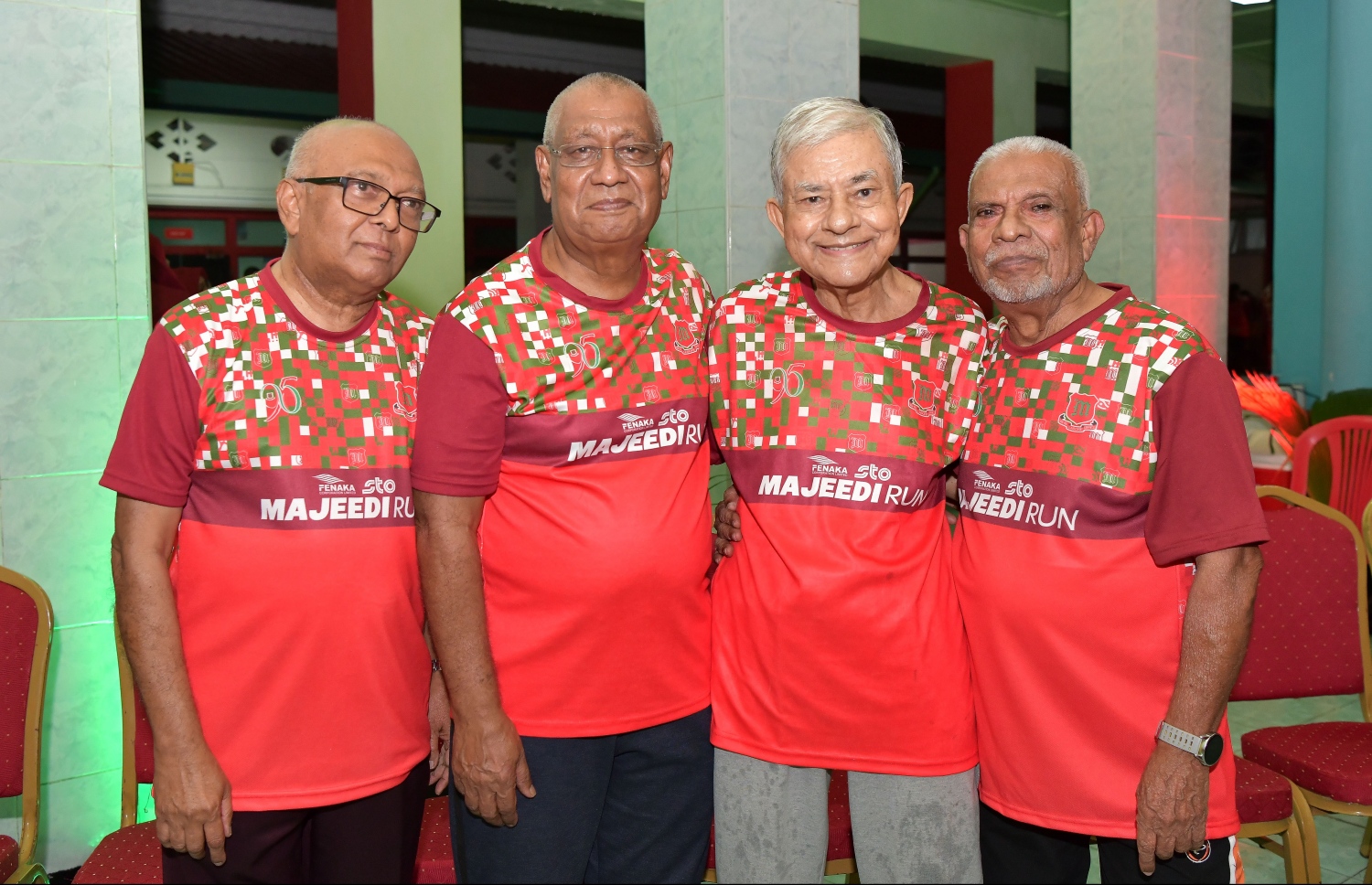 މަޖީދިއްޔާ ސްކޫލްގެ 95 ވަނަ އަހަރީ ދުވަސް ފާހަގަކުރަން 95 ގަޑިއިރުގެ ދުވުން ފެށުމަށް ބޭއްވި ރަސްމިއްޔާތުގައި އެ ސްކޫލުގެ ކުރީގެ ދަރިވަރުން ފޮޓޯއަކަށް ހުއްޓިގެން.-- ފޮޓޯ: ނިޝާން އަލީ /މިހާރު