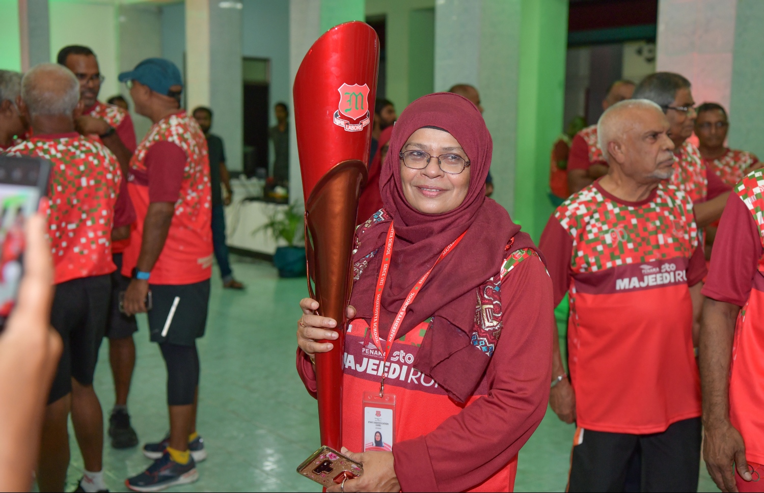 މަޖީދިއްޔާ ސްކޫލްގެ 95 ވަނަ އަހަރީ ދުވަސް ފާހަގަކުރަން 95 ގަޑިއިރުގެ ދުވުން ފެށުމަށް ބޭއްވި ރަސްމިއްޔާތުގައި އެ ސްކޫލުގެ ޕްރިންސިޕަލް އައިޝަތު މުހައްމަދު ސޯލިހު ދަންމަރު ހިފަހައްޓަވައިގެން ފޮޓޯއަކަށް ހުއްޓިގެން.-- ފޮޓޯ: ނިޝާން އަލީ /މިހާރު