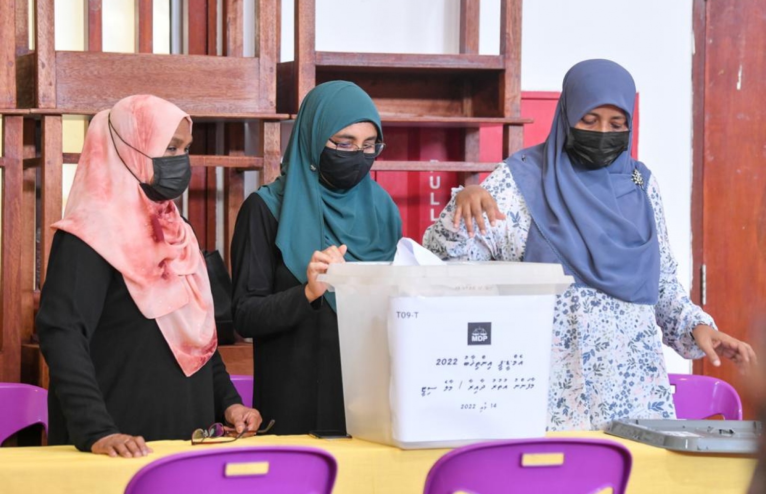 އެމްޑީޕީގެ ޗެއާޕާސަން ހޮވުމުގެ އިންތިހާބުގައި ވޯޓުލާން ފެށުމަށް ތައްޔާރުވަނީ. -- ފޮޓޯ: ފަޔާޒް މޫސާ/މިހާރު