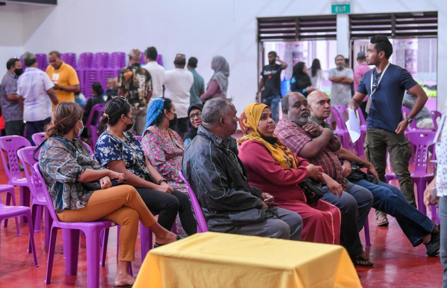 އެމްޑީޕީގެ ޗެއާޕާސަން ހޮވުމުގެ އިންތިހާބުގައި ވޯޓުލާން ގޮސް ތިބި ބަޔަކު ކިއޫގައި. -- ފޮޓޯ: ފަޔާޒް މޫސާ/މިހާރު
