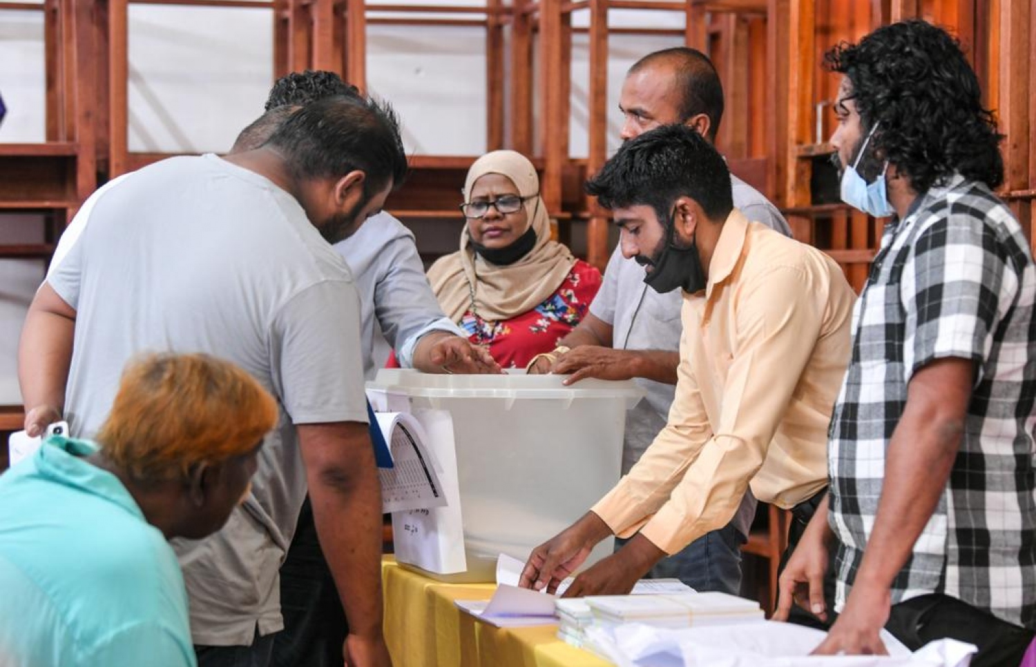 އެމްޑީޕީގެ ޗެއާޕާސަން ހޮވުމުގެ އިންތިހާބުގައި ވޯޓުލުން ކުރިއަށްދަނީ. -- ފޮޓޯ: ފަޔާޒް މޫސާ/މިހާރު