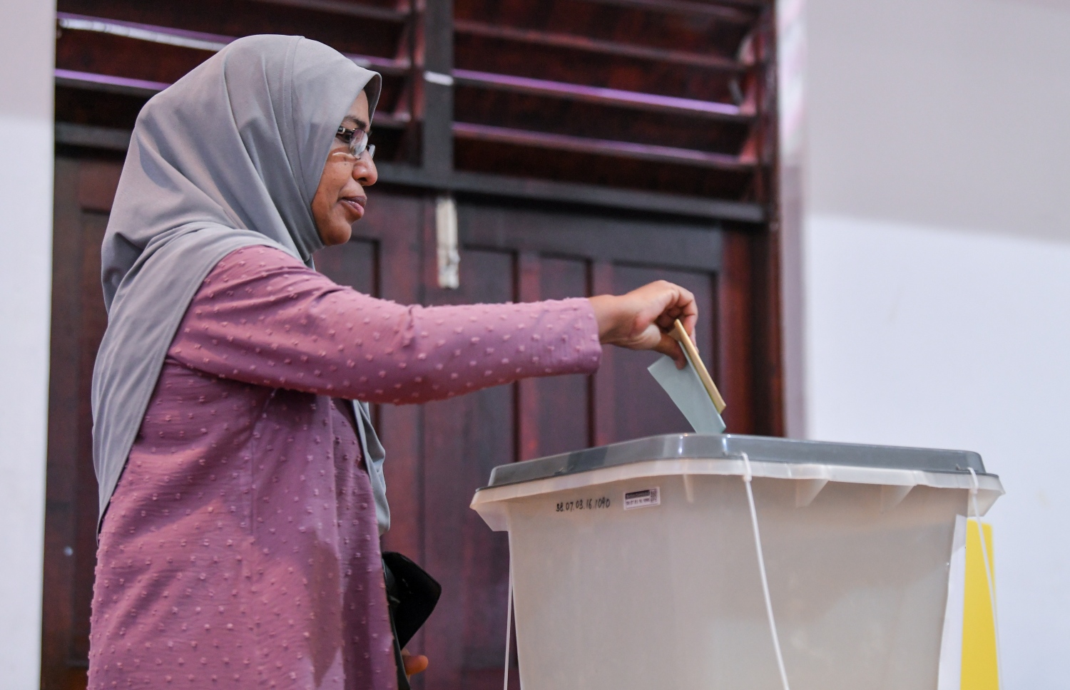 އެމްޑީޕީއަށް ޗެއާޕާސަނަކު ހޮވަން އެ ޕާޓީގެ 17 އަހަރުގެ ތެރޭގައި ކުރި އެންމެ ވާދަވެރި ކެމްޕޭނަށް ފަހު، އިންތިހާބުގެ ވޯޓުލުން ފެށި، މީހަކު ވޯޓު ލަނީ.-- ފޮޓޯ: ފަޔާޒު މޫސާ /މިހާރު