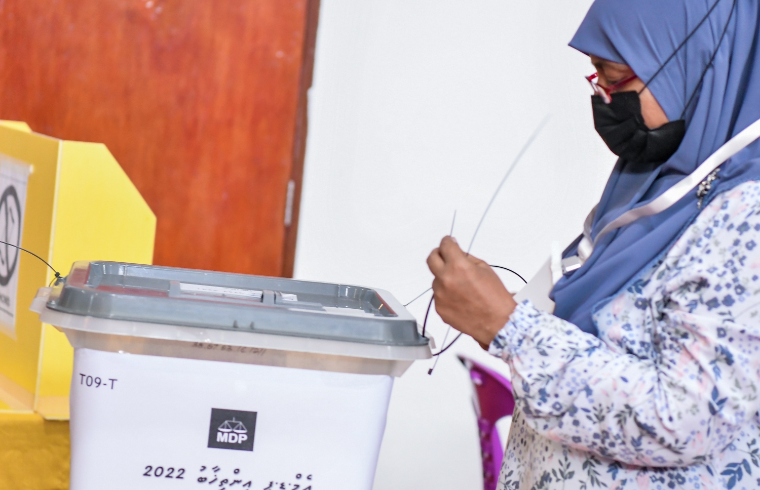 އެމްޑީޕީއަށް ޗެއާޕާސަނަކު ހޮވަން އެ ޕާޓީގެ 17 އަހަރުގެ ތެރޭގައި ކުރި އެންމެ ވާދަވެރި ކެމްޕޭނަށް ފަހު، އިންތިހާބުގެ ވޯޓުލުމަށް ވޯޓުފޮށި ރެޑީ ކުރަނީ.-- ފޮޓޯ: ފަޔާޒު މޫސާ /މިހާރު