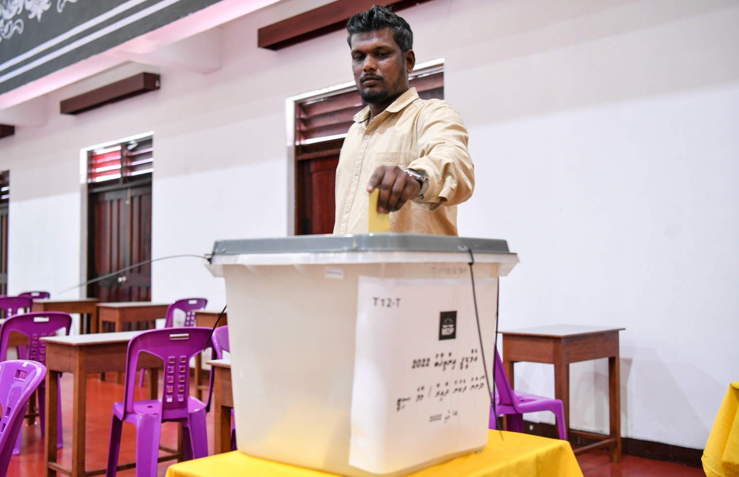 އެމްޑީޕީއަށް ޗެއާޕާސަނަކު ހޮވަން އެ ޕާޓީގެ 17 އަހަރުގެ ތެރޭގައި ކުރި އެންމެ ވާދަވެރި ކެމްޕޭނަށް ފަހު، އިންތިހާބުގެ ވޯޓުލުން ފެށި، މީހަކު ވޯޓު ލަނީ.-- ފޮޓޯ: ފަޔާޒު މޫސާ /މިހާރު