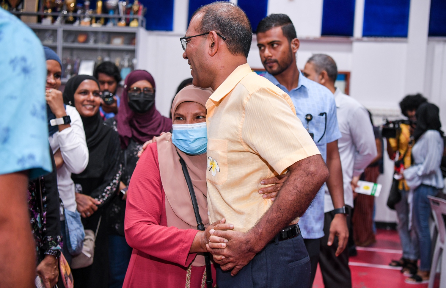 އެމްޑީޕީއަށް ޗެއާޕާސަނަކު ހޮވަން އެ ޕާޓީގެ 17 އަހަރުގެ ތެރޭގައި ކުރި އެންމެ ވާދަވެރި ކެމްޕޭނަށް ފަހު، އިންތިހާބުގެ ވޯޓުލުން ފެށި، ރައްޔިތުން މަޖިލީހުގެ ރައީސް މުހައްމަދު ނަޝީދު ވޯޓު ލެއްވުމަށް ވަޑައިގެން، ވޯޓު މަރުކަޒުގައި ތިބި ބައެއް މީހުންނާ ސަލާމް ކުރައްވަނީ.-- ފޮޓޯ: ފަޔާޒް މޫސާ /މިހާރު