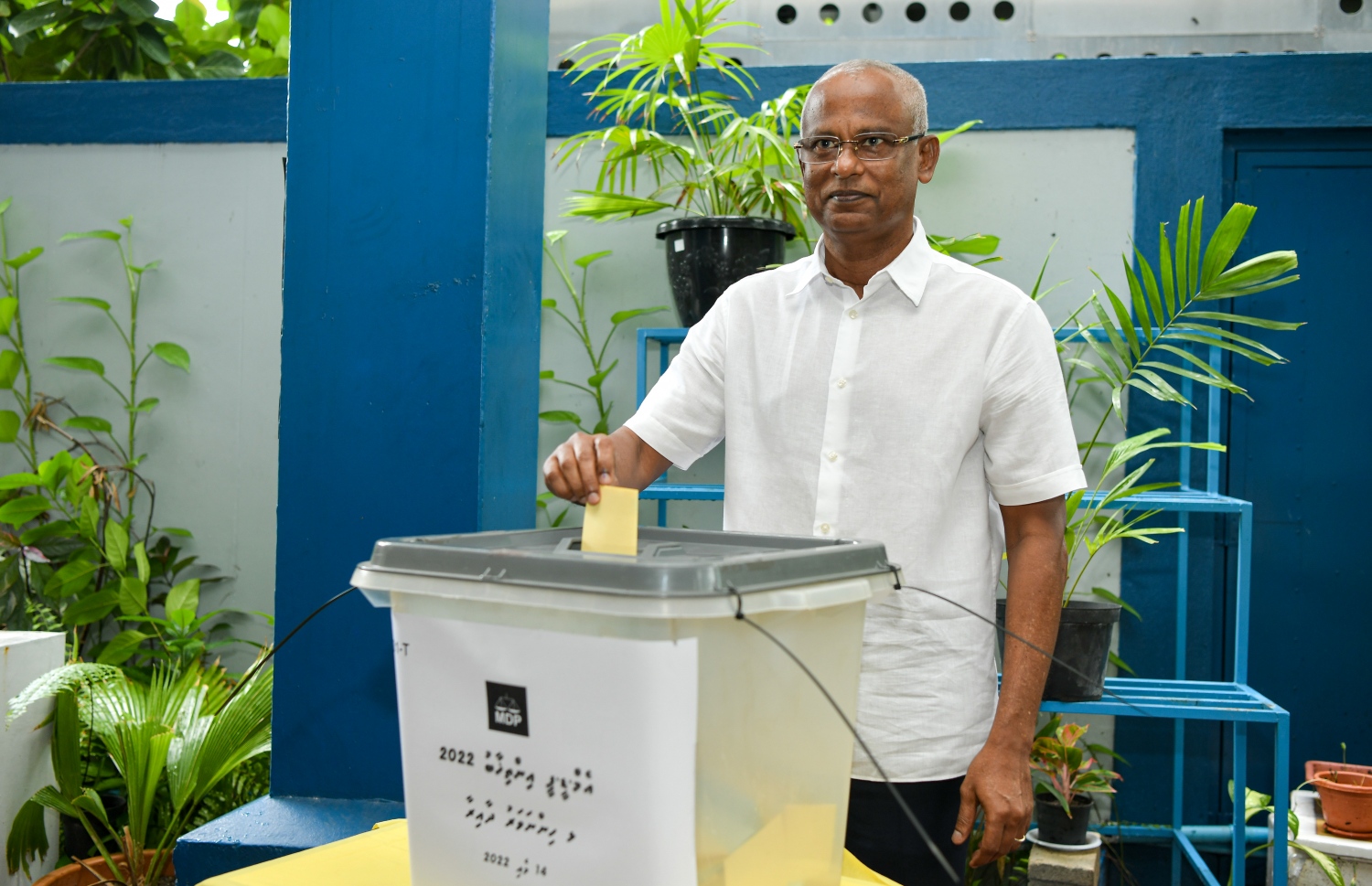 އެމްޑީޕީއަށް ޗެއާޕާސަނަކު ހޮވަން އެ ޕާޓީގެ 17 އަހަރުގެ ތެރޭގައި ކުރި އެންމެ ވާދަވެރި ކެމްޕޭނަށް ފަހު، އިންތިހާބުގެ ވޯޓުލުން ފެށި، ރައީސް އިބްރާހިމް މުހައްމަދު ސޯލިހު ވޯޓު ދެއްވަނީ.-- ފޮޓޯ: ނިޝާން އަލީ /މިހާރު
