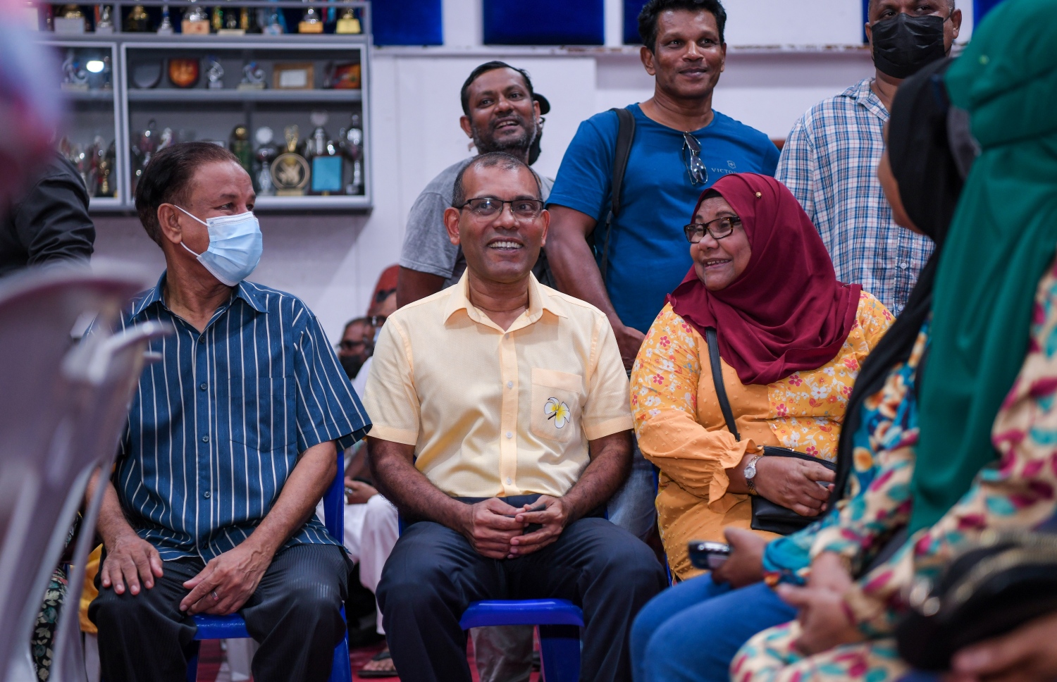 އެމްޑީޕީއަށް ޗެއާޕާސަނަކު ހޮވަން އެ ޕާޓީގެ 17 އަހަރުގެ ތެރޭގައި ކުރި އެންމެ ވާދަވެރި ކެމްޕޭނަށް ފަހު، އިންތިހާބުގެ ވޯޓުލުން ފެށި، ރައްޔިތުން މަޖިލީހުގެ ރައީސް މުހައްމަދު ނަޝީދު ވޯޓު ލެއްވުމަށްފަހު ކިޔޫގައި މަޑުކޮށްލައްވައިގެން.-- ފޮޓޯ: ފަޔާޒް މޫސާ /މިހާރު