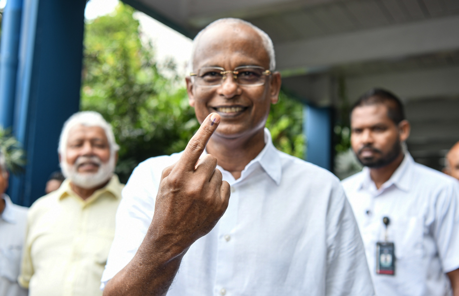 އެމްޑީޕީއަށް ޗެއާޕާސަނަކު ހޮވަން އެ ޕާޓީގެ 17 އަހަރުގެ ތެރޭގައި ކުރި އެންމެ ވާދަވެރި ކެމްޕޭނަށް ފަހު، އިންތިހާބުގެ ވޯޓުލުން ފެށި، ރައީސް އިބްރާހިމް މުހައްމަދު ސޯލިހު ވޯޓު ލެއްވުމަށްފަހު އިނގިލީގައި ވޯޓު ލީކަން އަންގަން ޖަހާފައި އިން ނިޝާން ދައްކާލަނީ.-- ފޮޓޯ: ނިޝާން އަލީ /މިހާރު