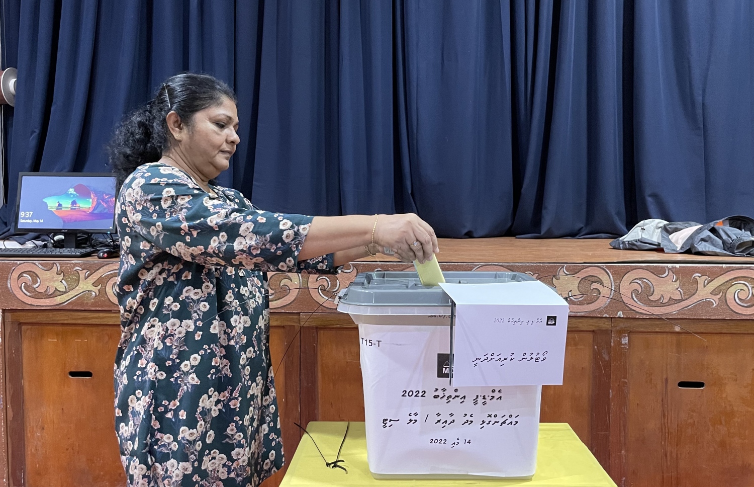 އެމްޑީޕީއަށް ޗެއާޕާސަނަކު ހޮވަން އެ ޕާޓީގެ 17 އަހަރުގެ ތެރޭގައި ކުރި އެންމެ ވާދަވެރި ކެމްޕޭނަށް ފަހު، އިންތިހާބުގެ ވޯޓުލުން ފެށި، މީހަކު ވޯޓު ލަނީ.-- ފޮޓޯ: ނިޝާން އަލީ /މިހާރު