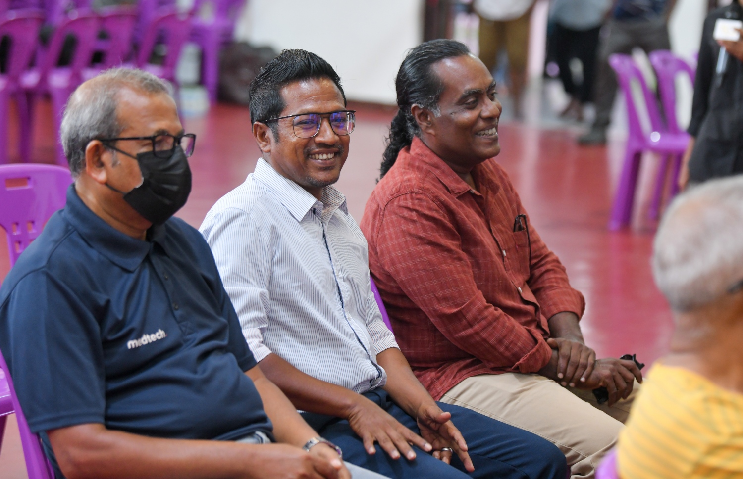 އެމްޑީޕީގެ ޗެއާޕާސަން ހޮވުމުގެ އިންތިހާބުގައި އެ ޕާޓީގެ ޗެއާޕާސަން ކަމަށް ކުރިމަތި ލެއްވި ކެންޑިޑޭޓް އިމްތިޔާޒް ފަހުމީ ވޯޓު ދެއްވުމަށް ކިޔޫގައި.. -- ފޮޓޯ: ނިޝާން އަލީ/މިހާރު